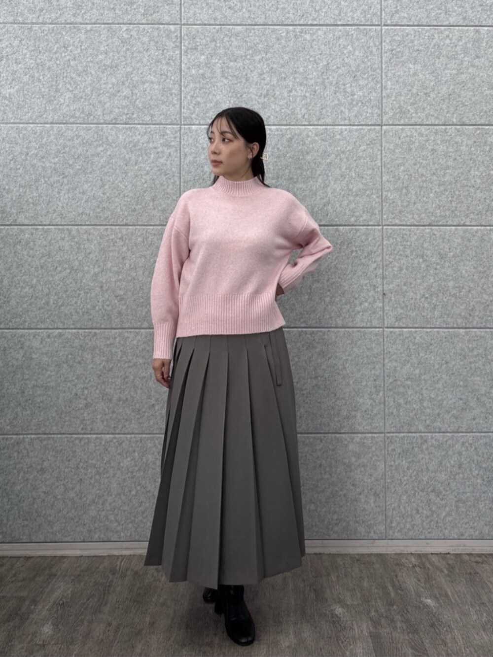 グレー系のスカート、ピンク系のニット/セーターを着用したレディースの秋コーディネートの5枚目の写真