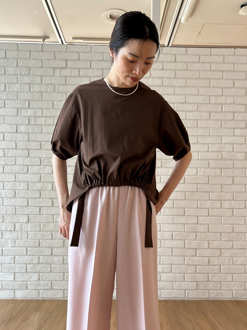 ブラウン系のシャツ/ブラウス、ピンク系のその他パンツを着用したレディースの春コーディネートの6枚目の写真