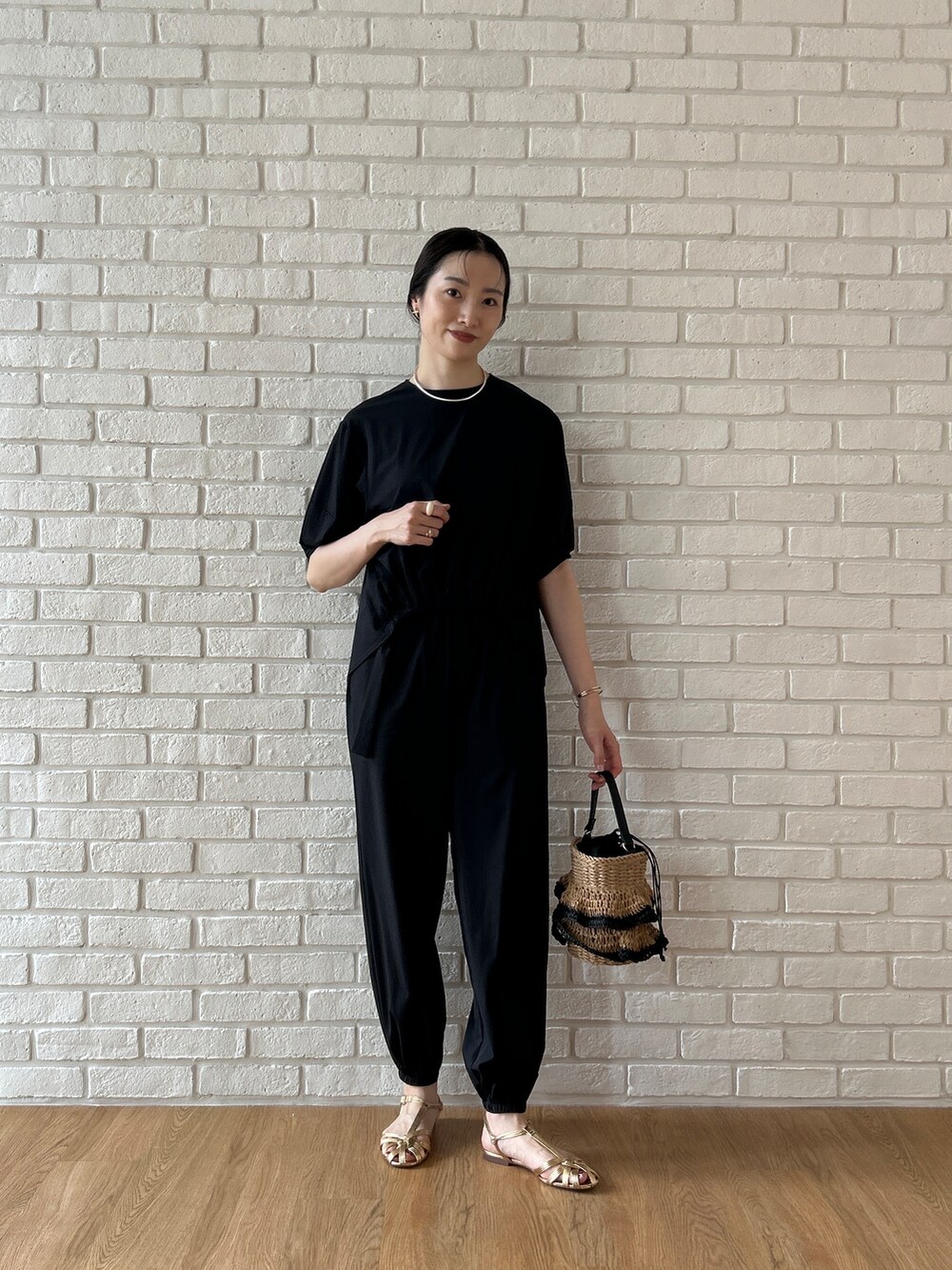 ブラック系のシャツ/ブラウス、ブラック系のその他パンツを着用したレディースの春コーディネートの2枚目の写真