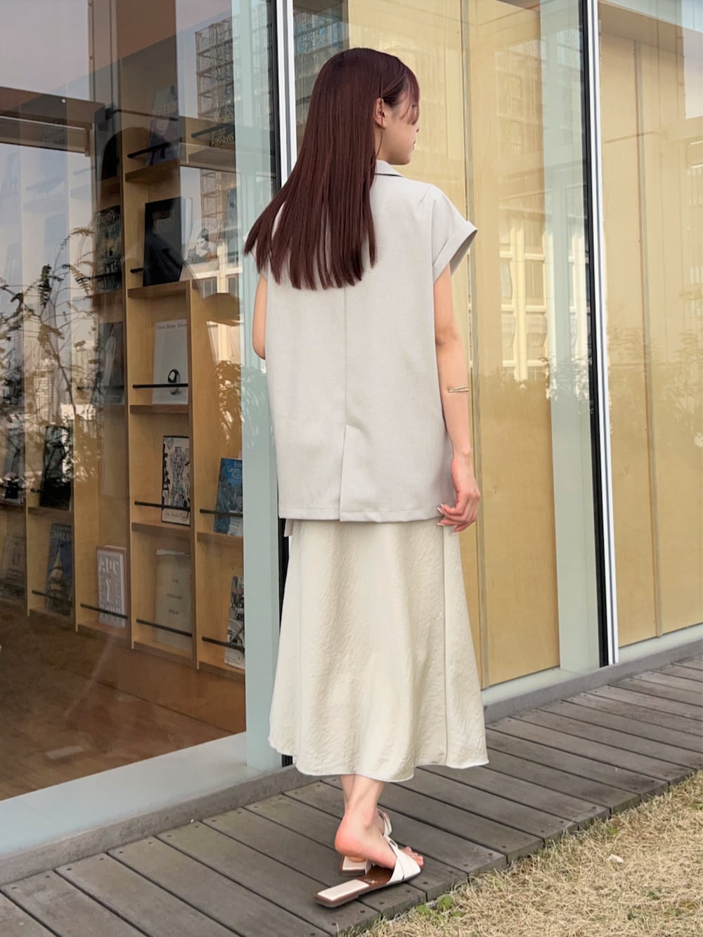 「レイヤードスタイル、淡色コーデ、きれいめカジュアル、休日スタイル、お出かけコーデ、マーメイドスカート、大人女子、ゆるコーデ、スカートスタイル、キレイめ、オトナ女子、ootd、オトナカジュアル」｜「cloencの【手洗い可】サテンフレアスカート（スカート、ベージュ系）」を使った、cloencさん（レディース・164cm）の春コーディネートの4枚目の写真
