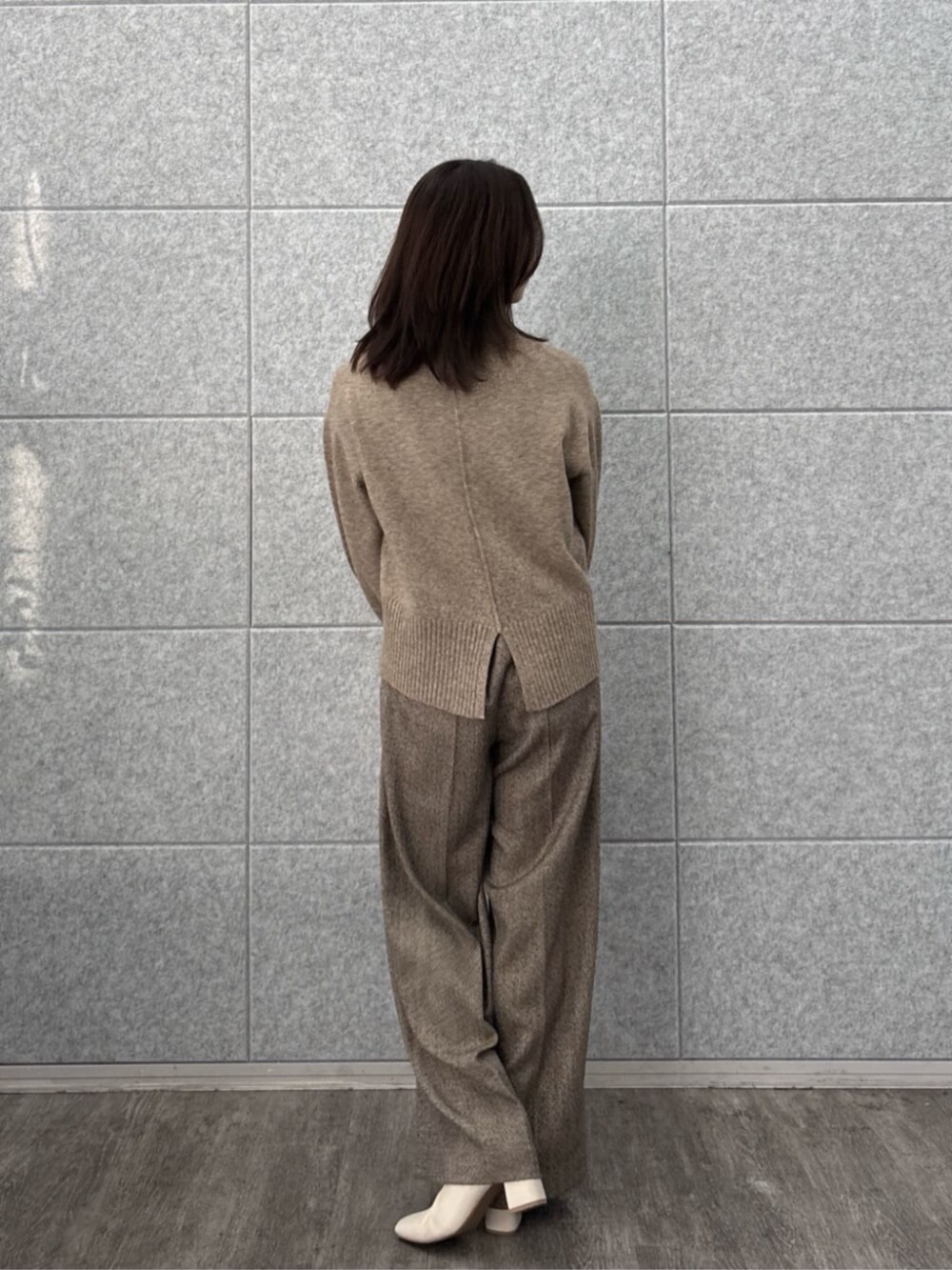 ブラウン系のその他パンツ、ベージュ系のニット/セーターを着用したレディースの冬コーディネートの5枚目の写真