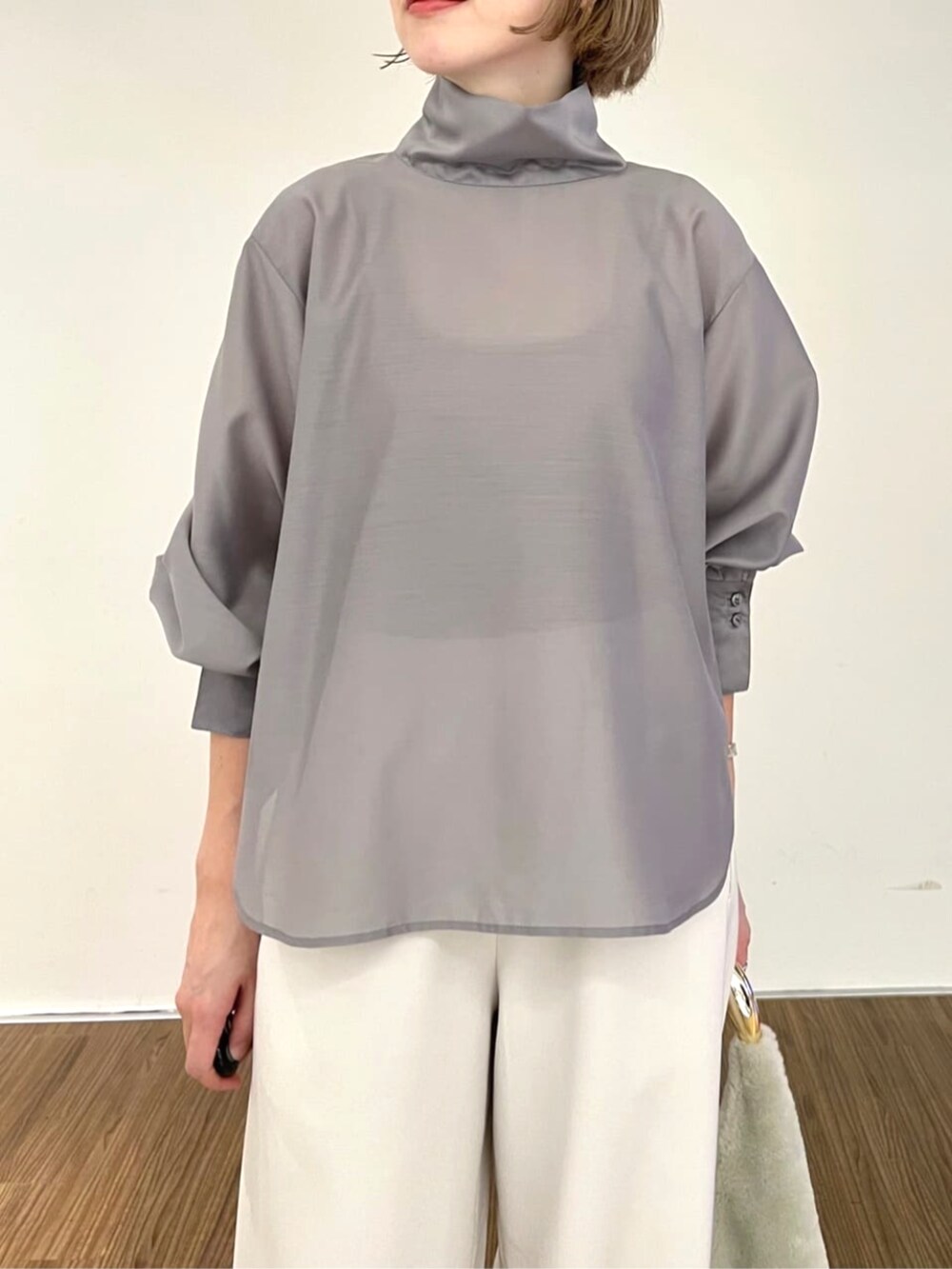 ベージュ系のその他パンツ、グレー系のシャツ/ブラウスを着用したレディースの秋コーディネートの7枚目の写真