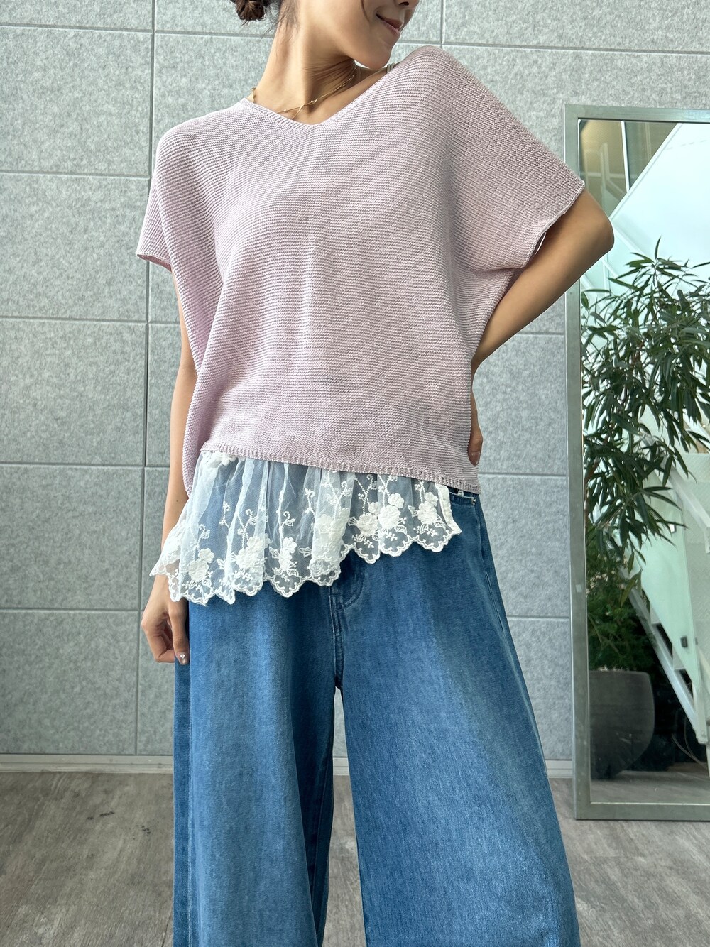 パープル系のニット/セーター、ブルー系のデニムパンツを着用したレディースの夏コーディネートの7枚目の写真