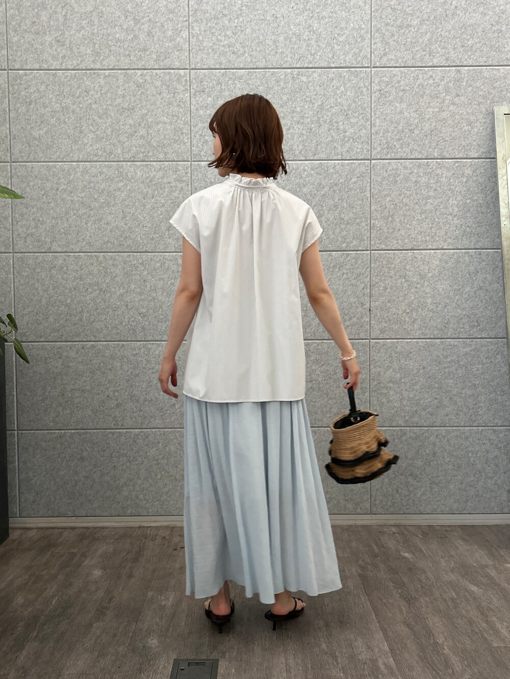 グレー系のシャツ/ブラウス、ブルー系のその他パンツを着用したレディースの夏コーディネートの5枚目の写真