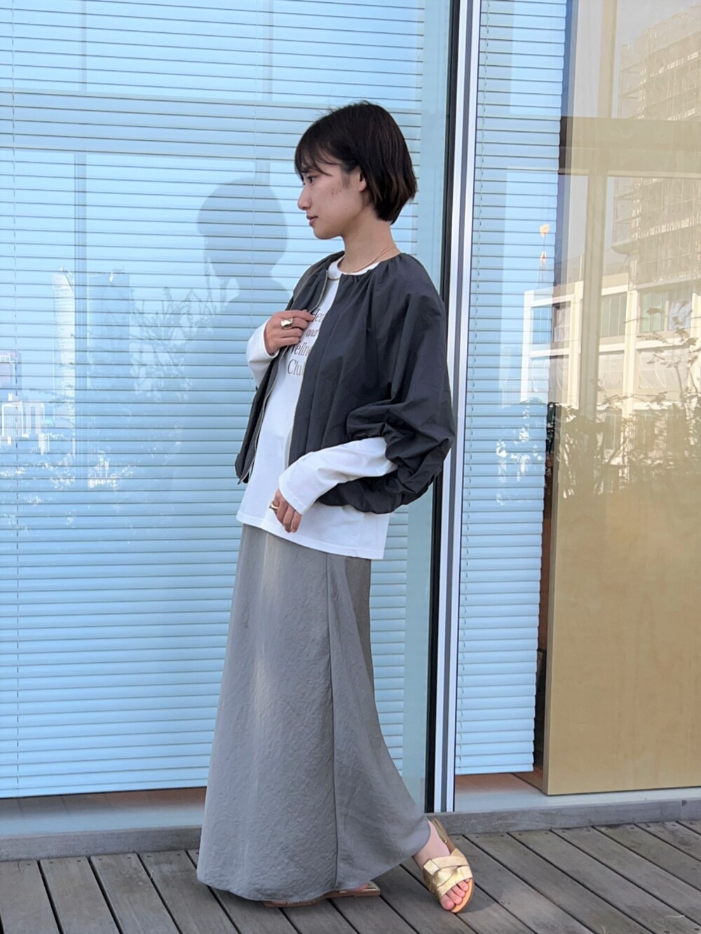 ホワイト系のTシャツ/カットソー、グレー系のブルゾン、グリーン系のスカートを着用したレディースの春コーディネートの5枚目の写真