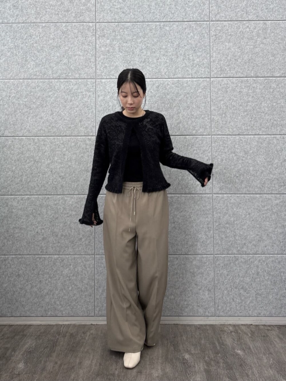 グリーン系のその他パンツ、ブラック系のTシャツ/カットソー、ブラック系のカーディガン/ボレロを着用したレディースの秋コーディネートの4枚目の写真