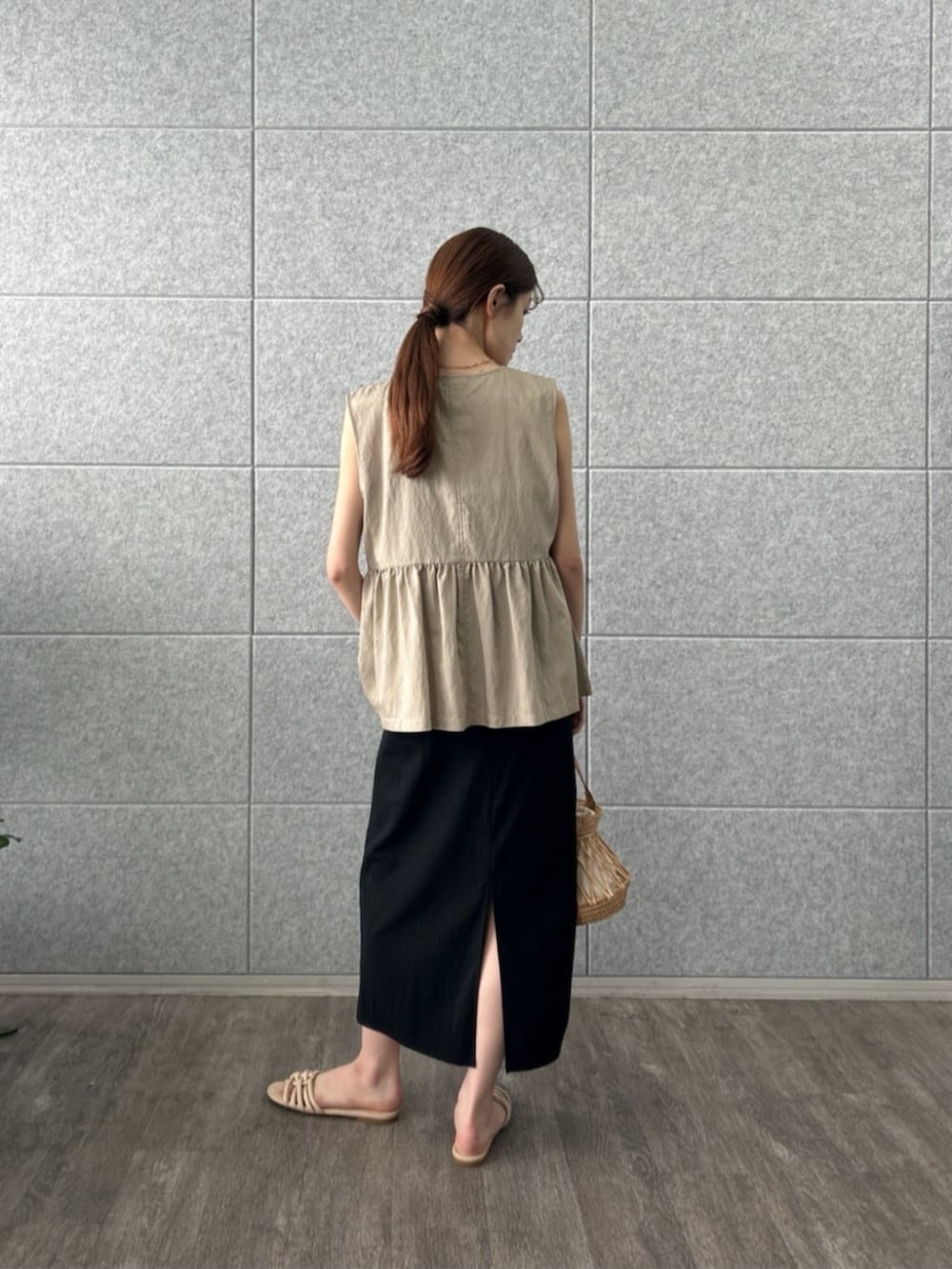 「ノースリーブ、サンダル、お出かけコーデ、ワンピース、休日スタイル、シンプルコーデ、きれいめカジュアル、オトナカジュアル、おでかけコーデ、シンプル・ベーシック、大人可愛い、ジレ、キャミワンピ、キャミワンピース」｜「cloencの【接触冷感／セットアップ／手洗い可】ストライプペプラムZIPジレ（シャツ/ブラウス、ベージュ系）」を使った、cloencさん（レディース・163cm）の夏コーディネートの5枚目の写真