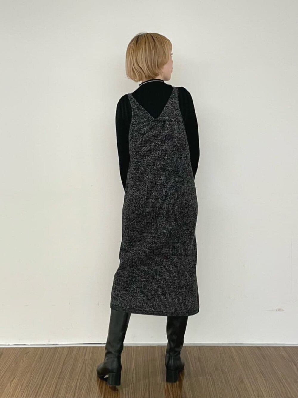 ブラック系のワンピース、ブラック系のニット/セーターを着用したレディースの冬コーディネートの4枚目の写真