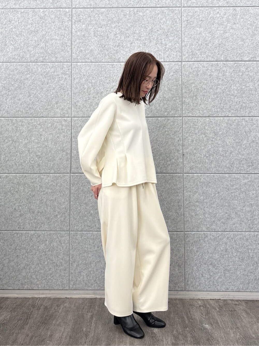 ホワイト系のTシャツ/カットソー、ホワイト系のその他パンツを着用したレディースの秋コーディネートの3枚目の写真