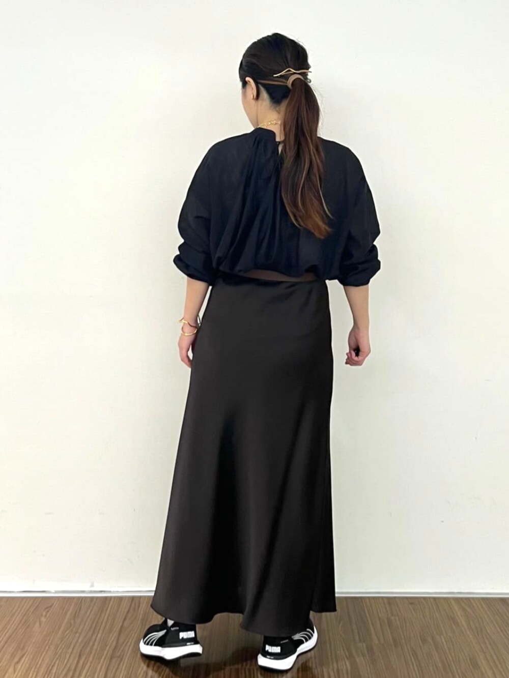 ブラック系のシャツ/ブラウス、グレー系のスカートを着用したレディースの秋コーディネートの5枚目の写真