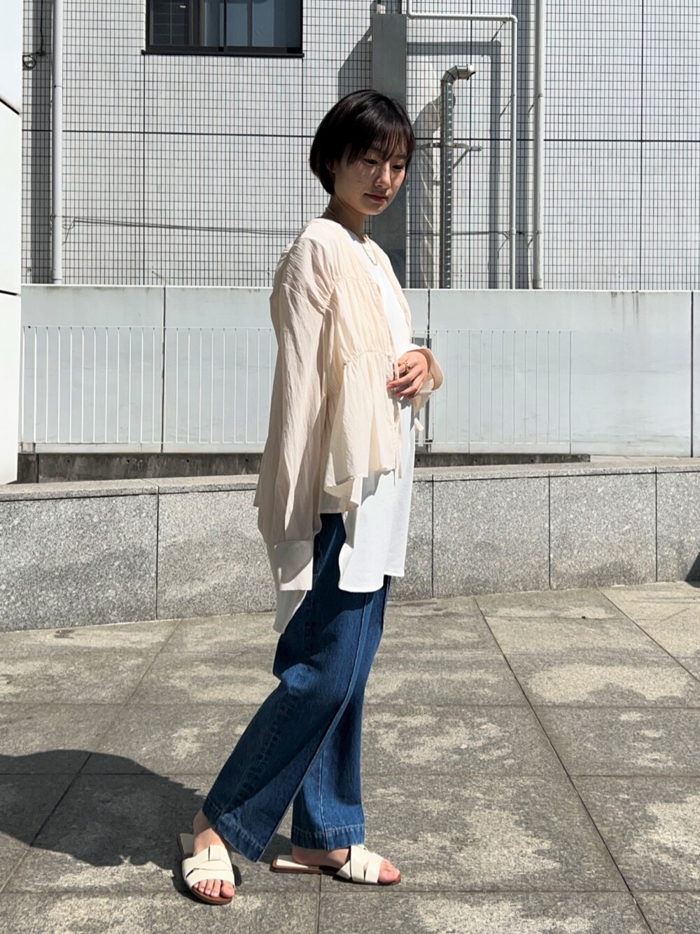 ブルー系のデニムパンツ、ホワイト系のシャツ/ブラウス、ホワイト系のTシャツ/カットソーを着用したレディースの春コーディネートの3枚目の写真