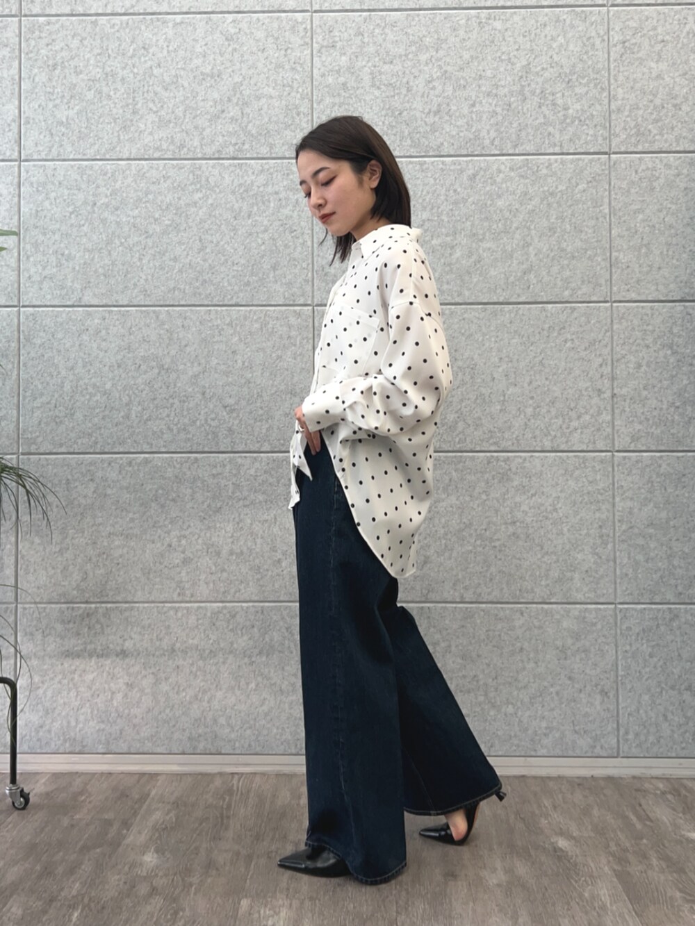 ホワイト系のシャツ/ブラウス、ブルー系のデニムパンツを着用したレディースの春コーディネートの2枚目の写真