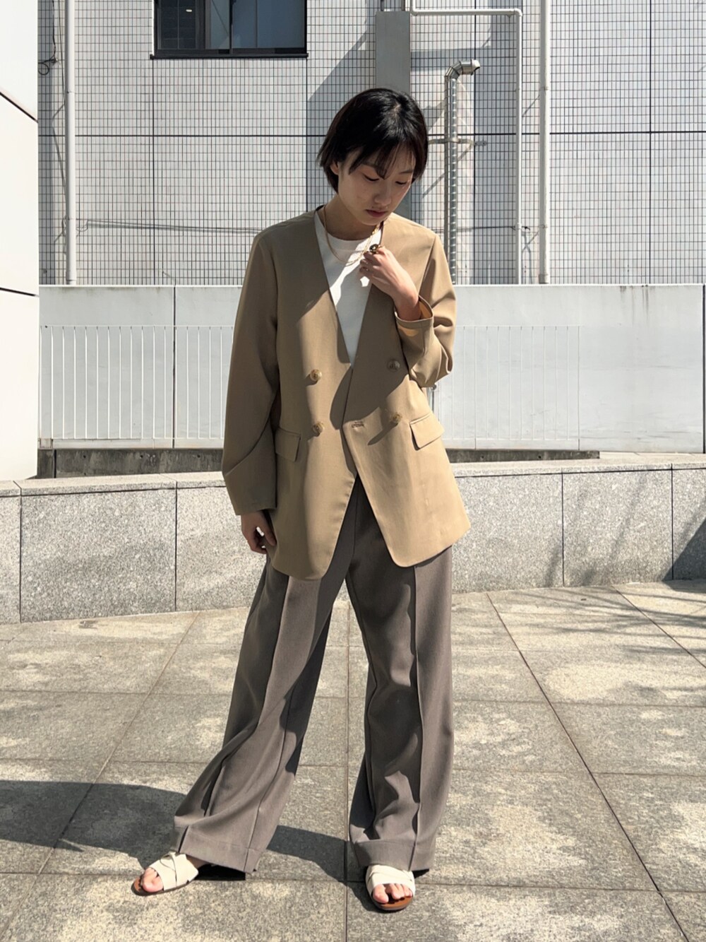 「ジャケット、レイヤードスタイル、トートバッグ、オトナカジュアル、きれいめコーデ、大人女子、春、大人コーデ、ゆるシルエット、淡色コーデ、春カラー、パンツスタイル、オフィスカジュアル、オフィススタイル」｜「cloencの【セットアップ／通勤】ノーカラージャケット（ノーカラージャケット、ベージュ系）」を使った、cloencさん（レディース・158cm）の春コーディネートの3枚目の写真