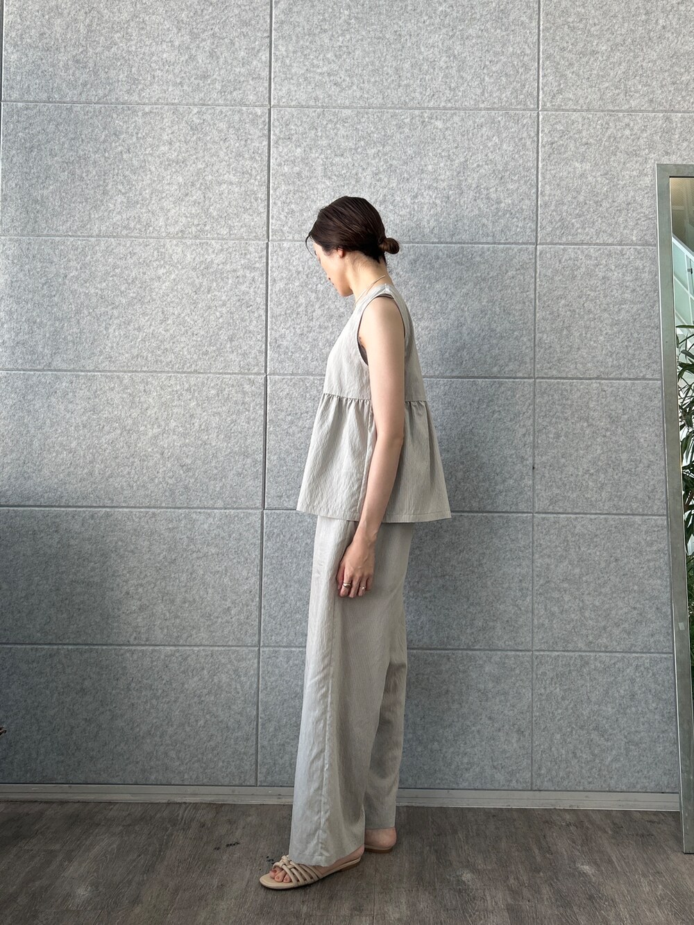 グレー系のシャツ/ブラウス、グレー系のタンクトップ、グレー系のその他パンツを着用したレディースの夏コーディネートの5枚目の写真