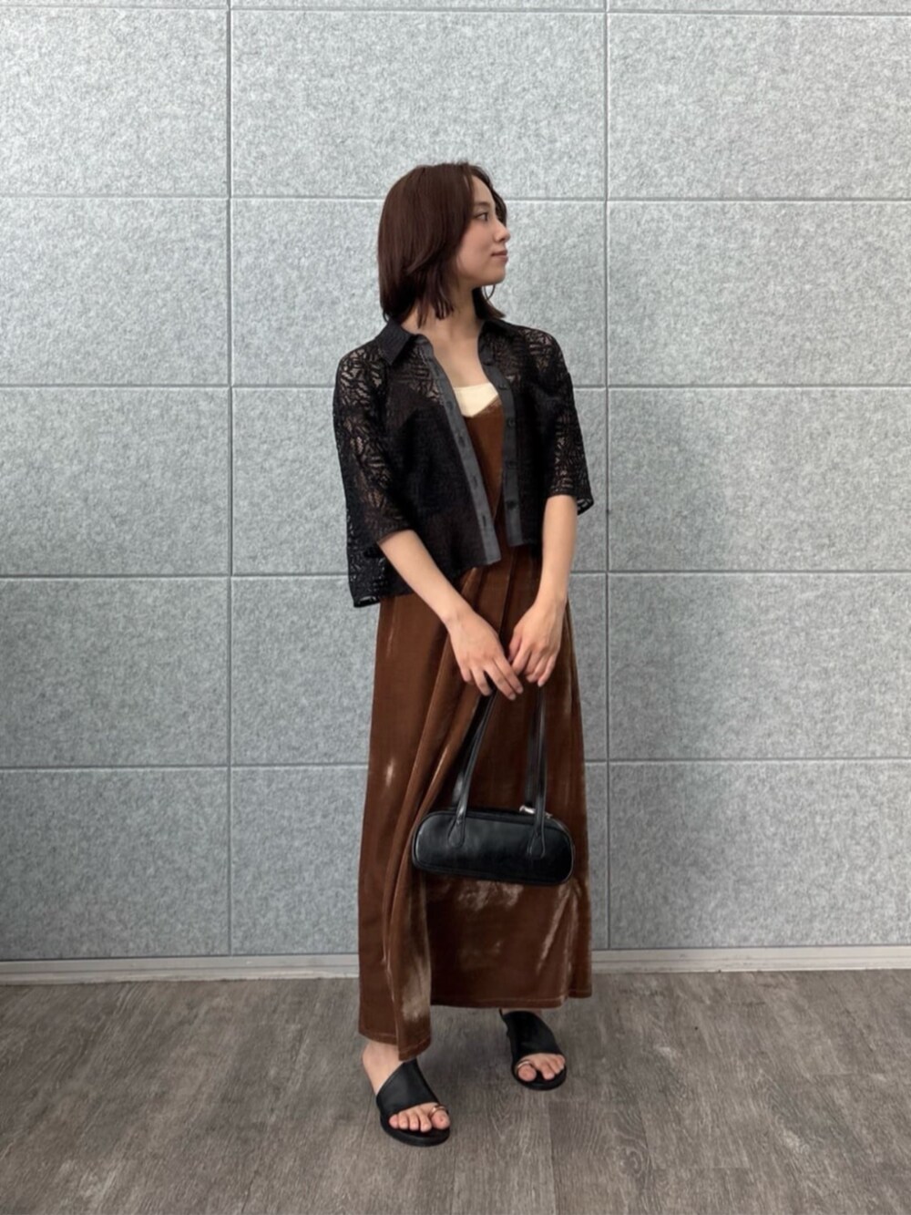 ベージュ系のタンクトップ、ブラック系のシャツ/ブラウスを着用したレディースの夏コーディネートの5枚目の写真