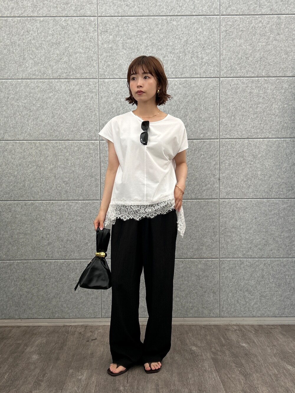 ホワイト系のTシャツ/カットソー、ブラック系のその他パンツを着用したレディースの夏コーディネートの2枚目の写真