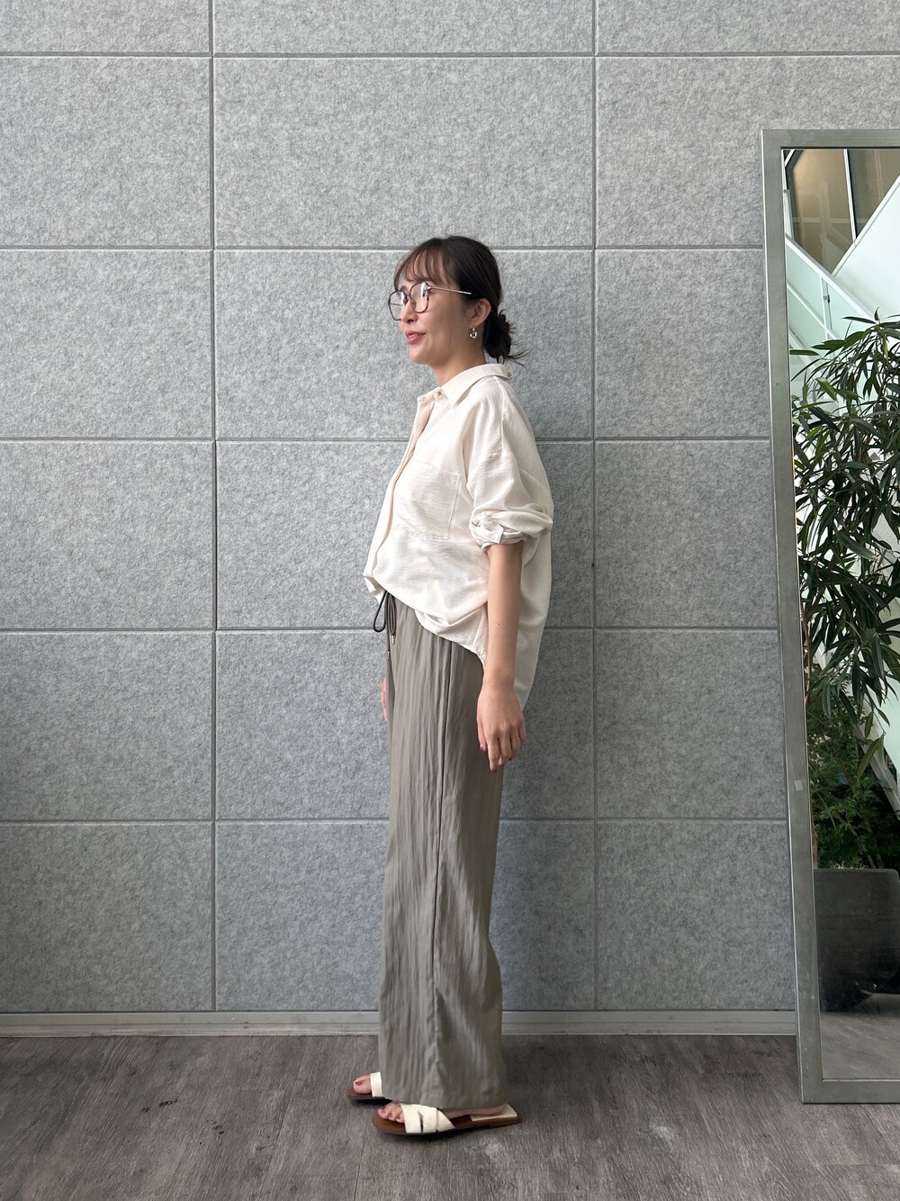 グリーン系のその他パンツを着用したレディースの夏コーディネートの3枚目の写真
