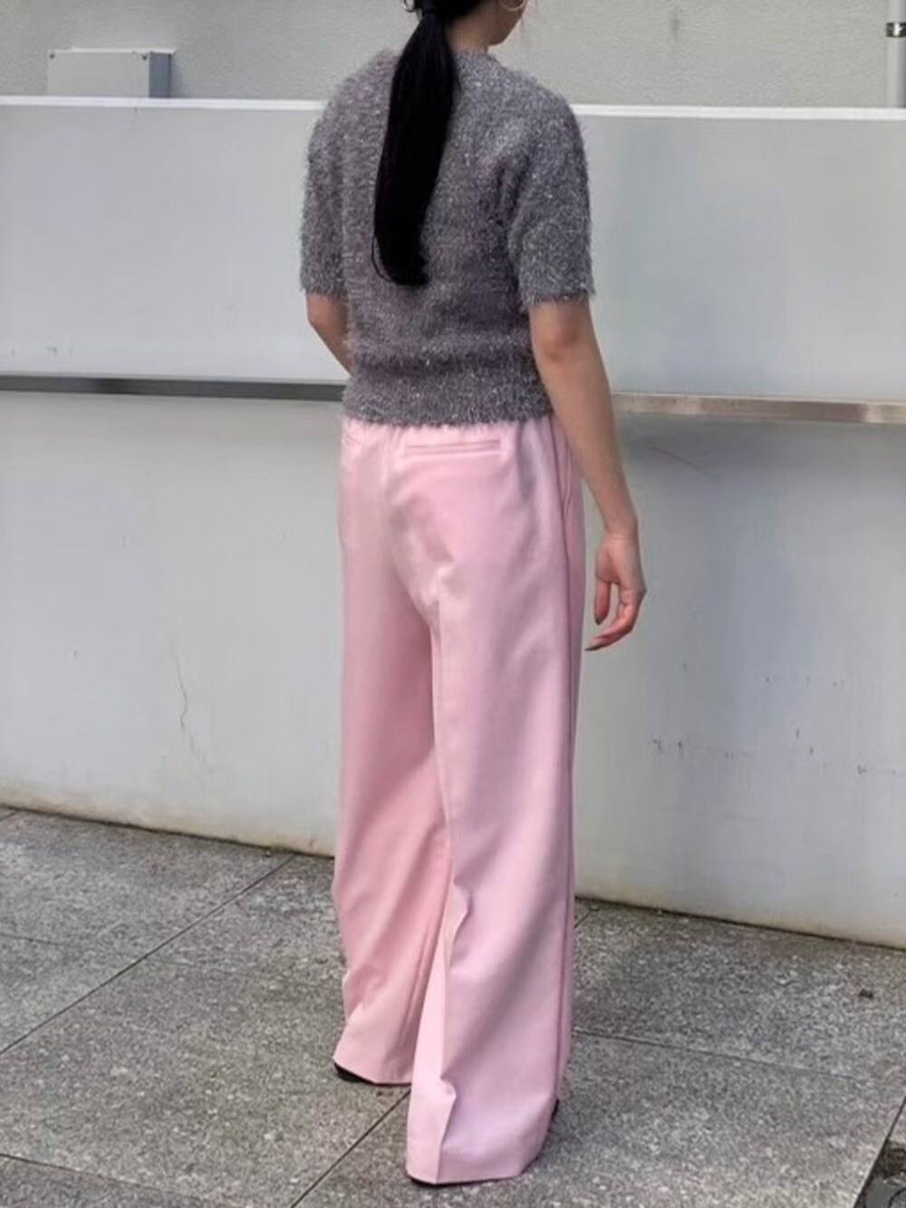 ピンク系のその他パンツ、グレー系のニット/セーターを着用したレディースの冬コーディネートの5枚目の写真
