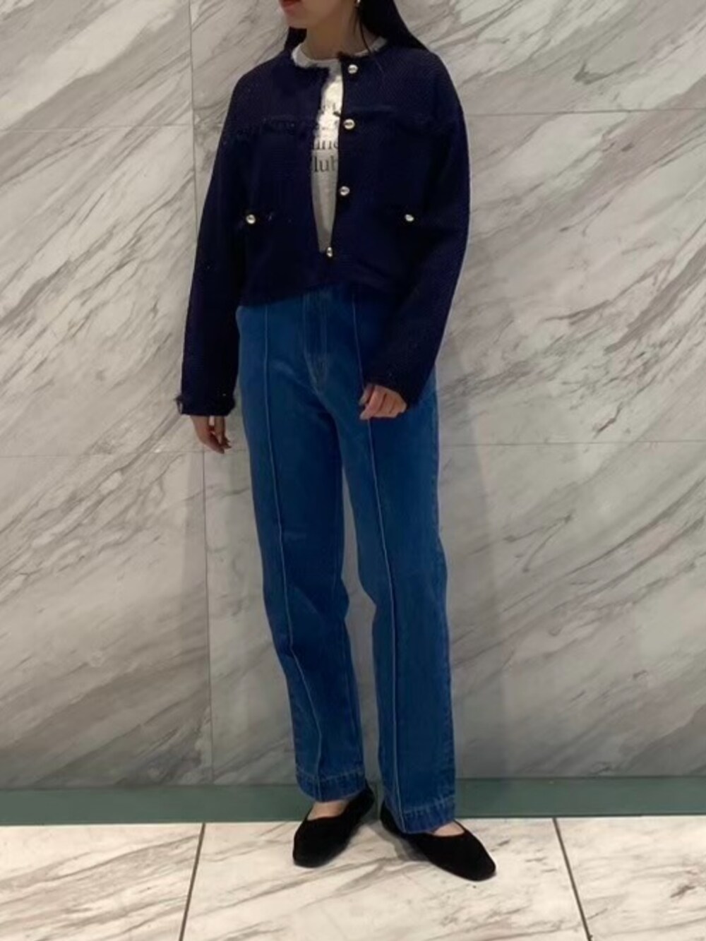 ブルー系のデニムパンツ、グレー系のTシャツ/カットソー、ブルー系のカーディガン/ボレロを着用したレディースの冬コーディネートの3枚目の写真