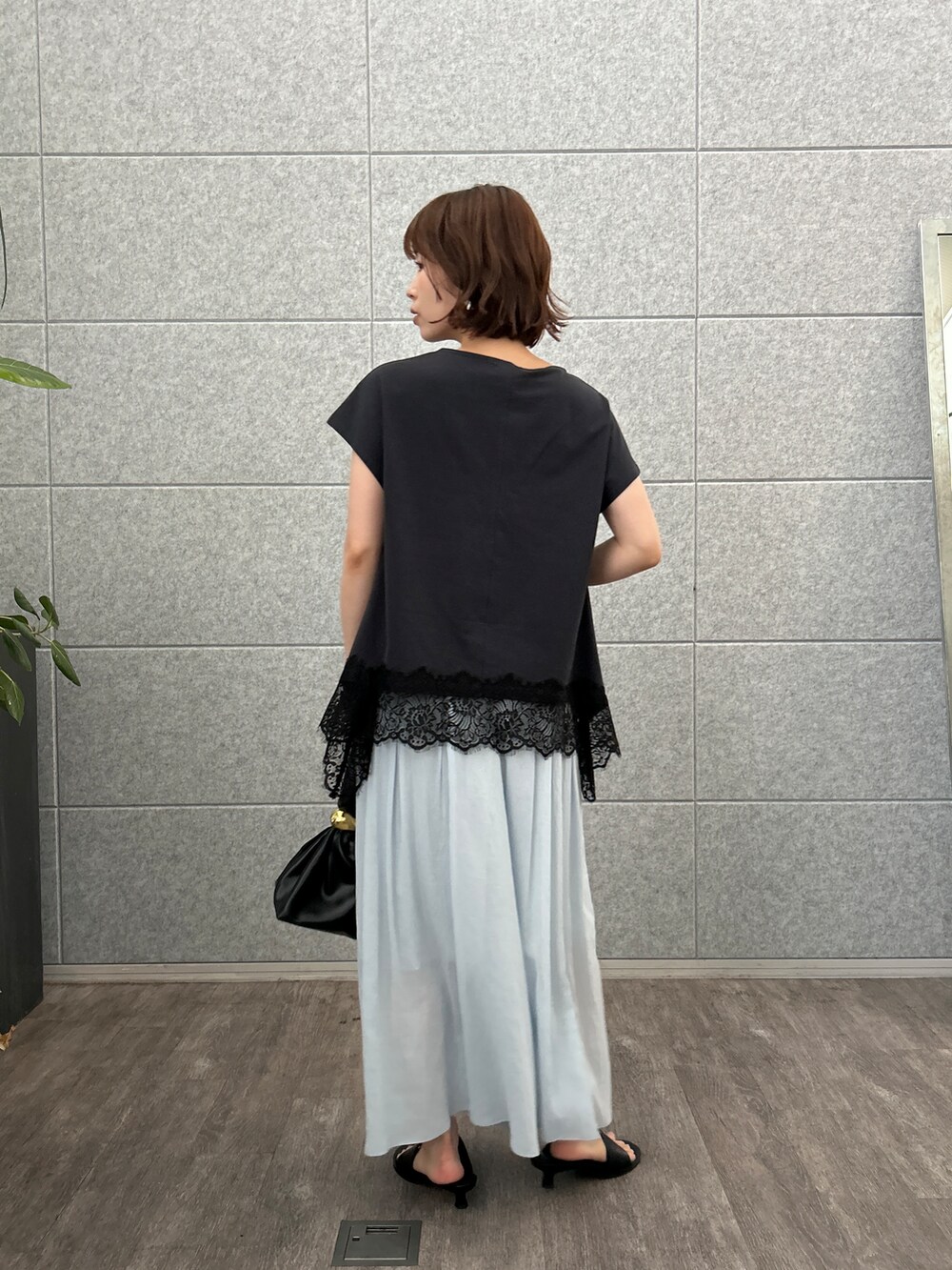 ブルー系のTシャツ/カットソー、ブルー系のその他パンツを着用したレディースの夏コーディネートの4枚目の写真