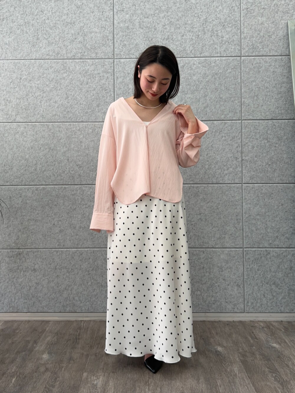 ホワイト系のスカート、ピンク系のシャツ/ブラウスを着用したレディースの春コーディネートの2枚目の写真