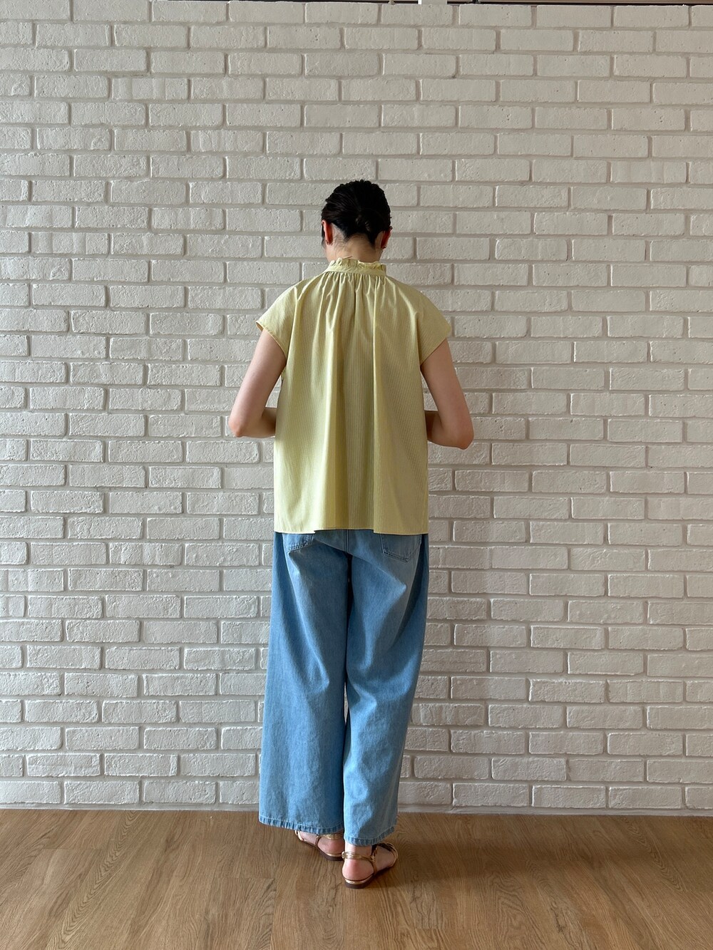 ブルー系のデニムパンツを着用したレディースの春コーディネートの4枚目の写真