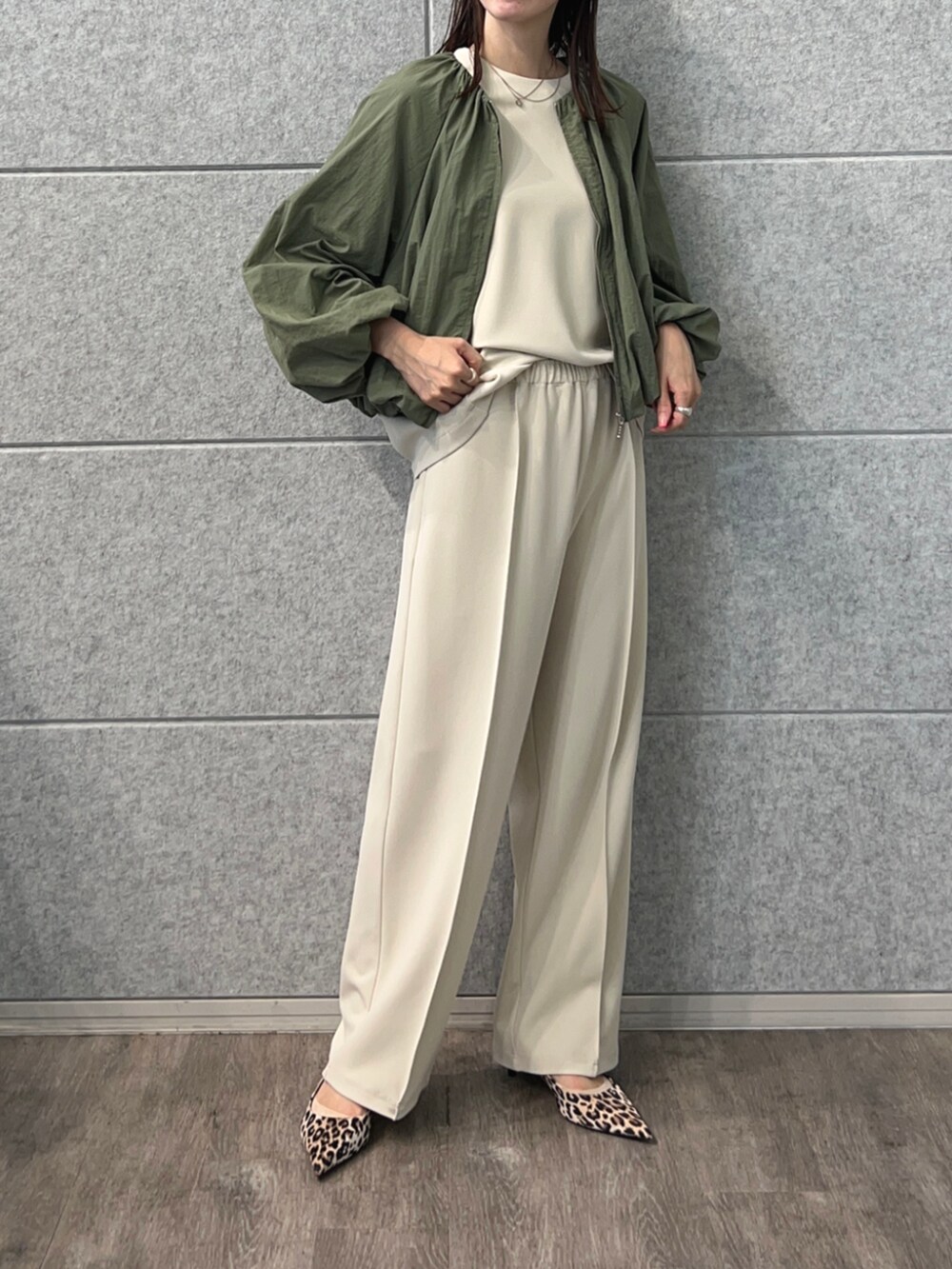 グリーン系のブルゾン、ベージュ系のその他パンツ、ベージュ系のTシャツ/カットソーを着用したレディースの秋コーディネートの3枚目の写真