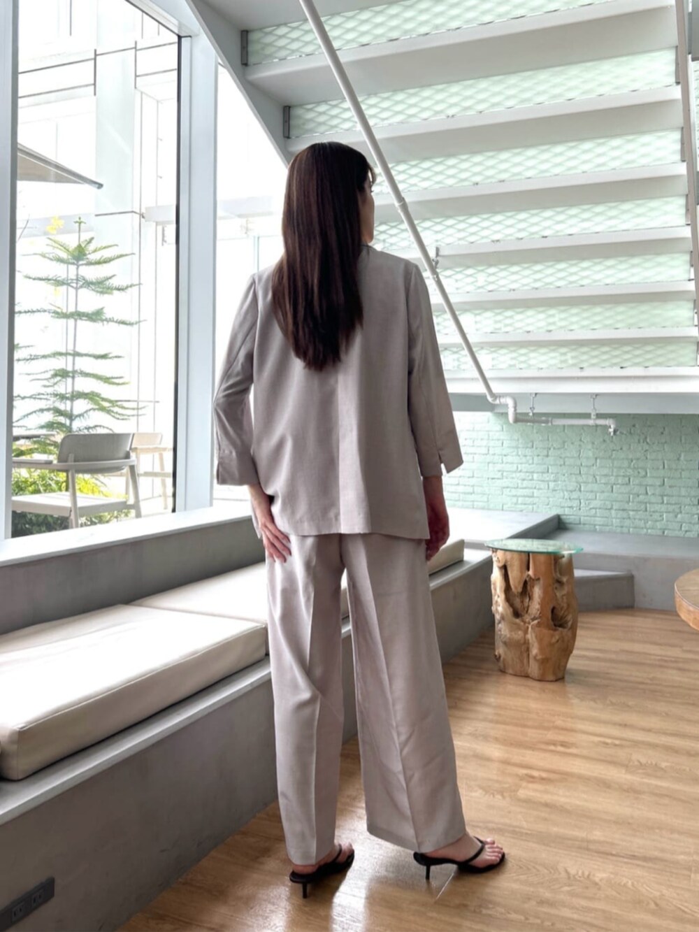 グレー系のその他パンツ、グレー系のテーラードジャケット、ブラウン系のTシャツ/カットソーを着用したレディースの夏コーディネートの4枚目の写真