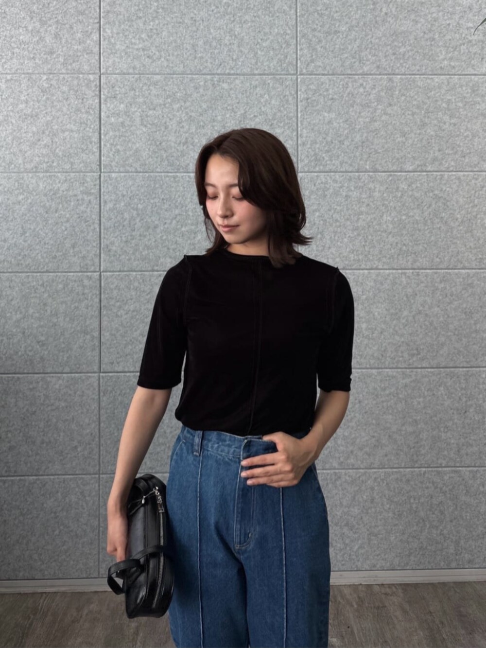 ブルー系のデニムパンツ、ブラック系のTシャツ/カットソーを着用したレディースの夏コーディネートの5枚目の写真