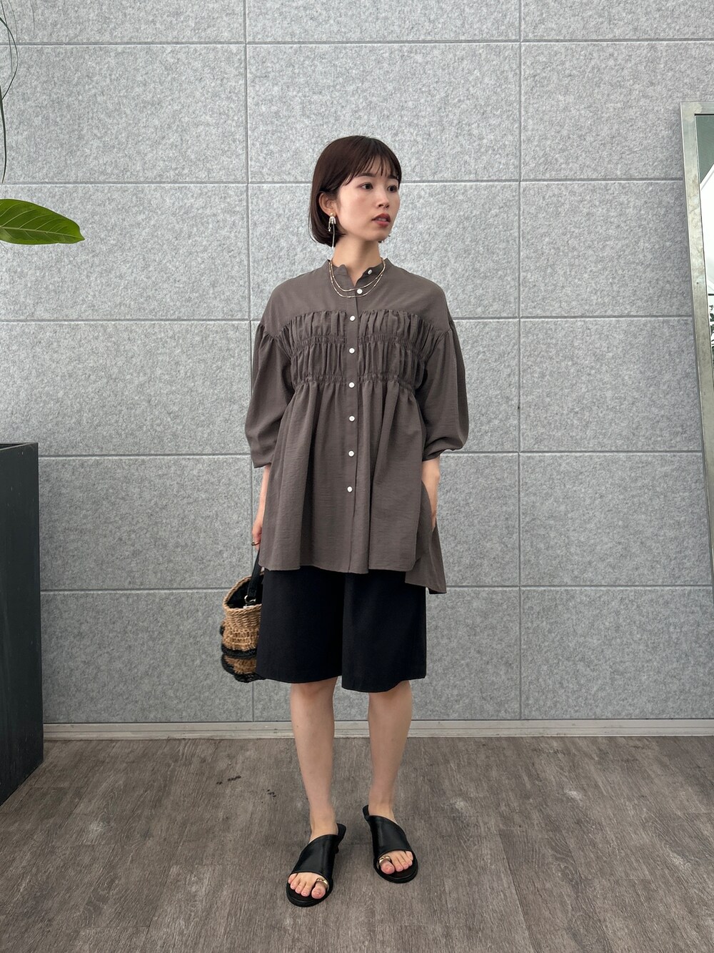 グレー系のシャツ/ブラウス、ブラック系のその他パンツを着用したレディースの夏コーディネートの2枚目の写真