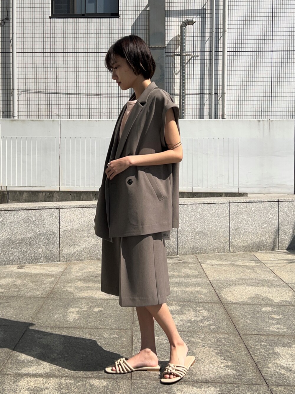 ブラウン系のテーラードジャケット、ブラウン系のその他パンツ、ピンク系のTシャツ/カットソーを着用したレディースの春コーディネートの3枚目の写真