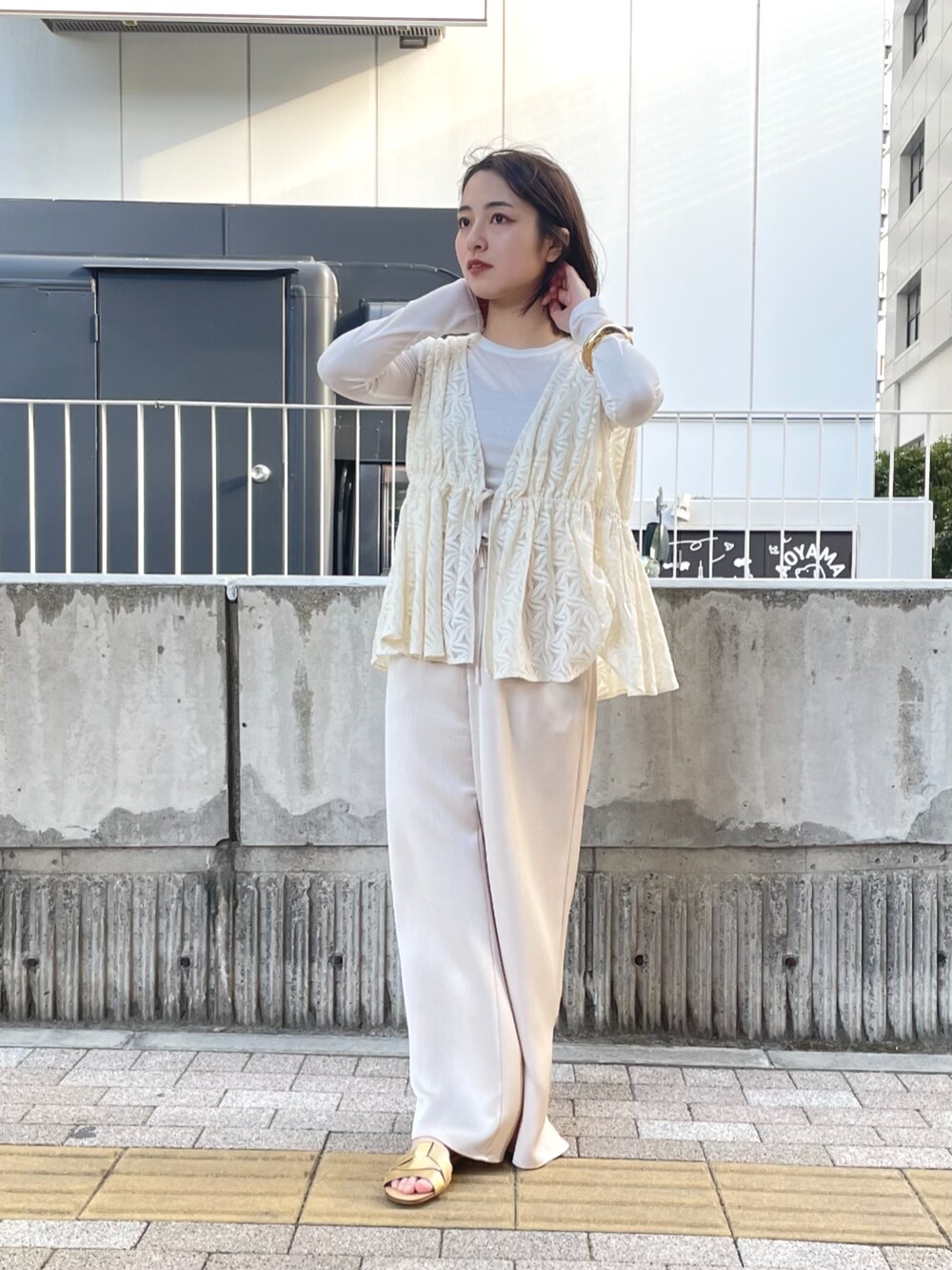 ベージュ系のその他パンツ、ホワイト系のその他トップス、ホワイト系のシャツ/ブラウスを着用したレディースの春コーディネートの3枚目の写真