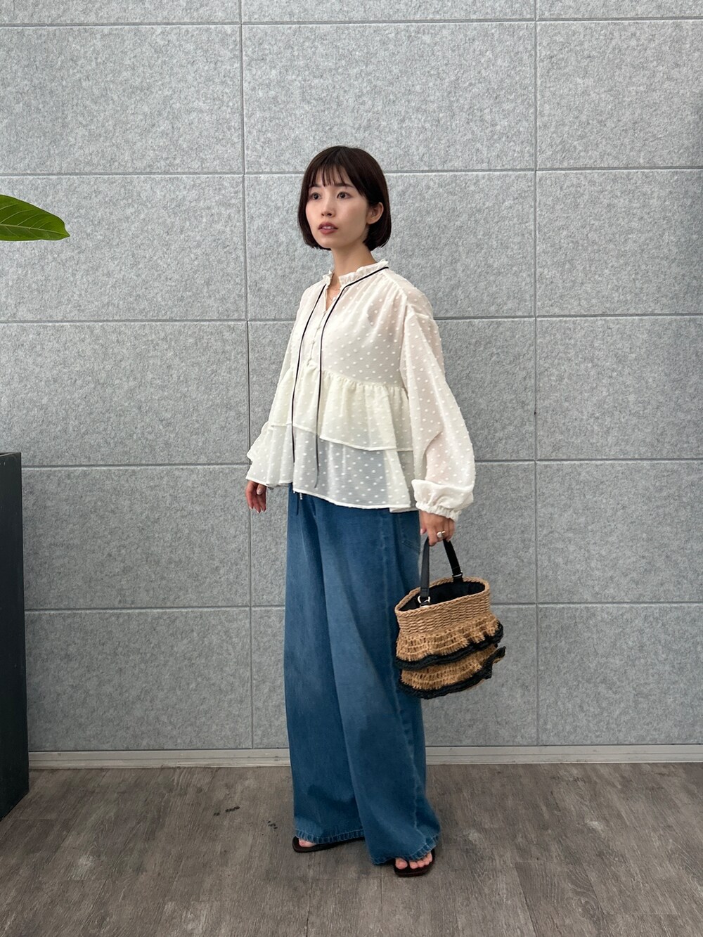 ブルー系のデニムパンツを着用したレディースの夏コーディネートの4枚目の写真