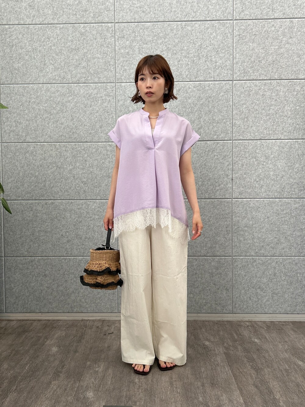 パープル系のシャツ/ブラウス、ホワイト系のその他パンツを着用したレディースの夏コーディネートの2枚目の写真