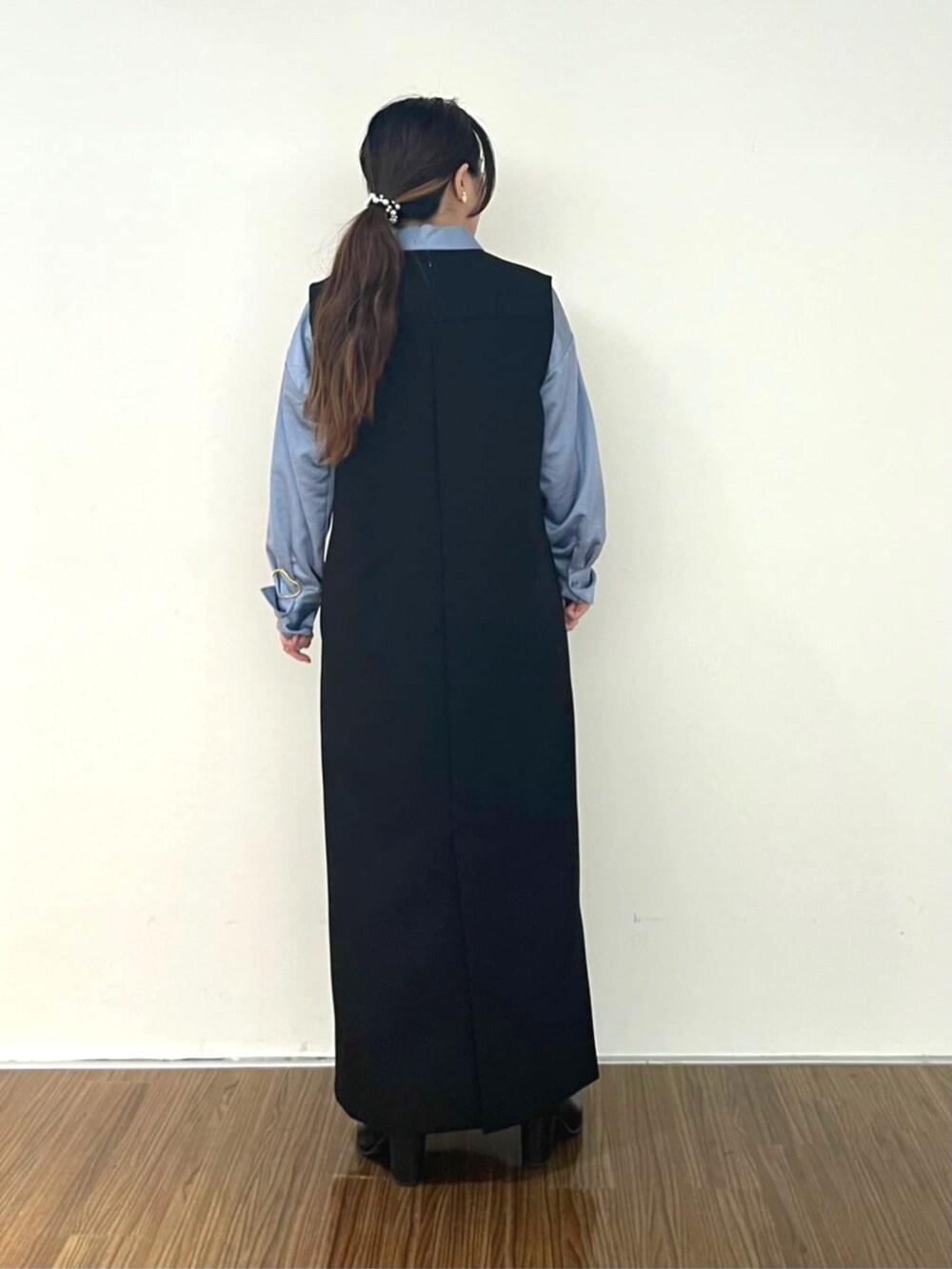 ブラック系のワンピース、ブルー系のシャツ/ブラウスを着用したレディースの秋コーディネートの4枚目の写真