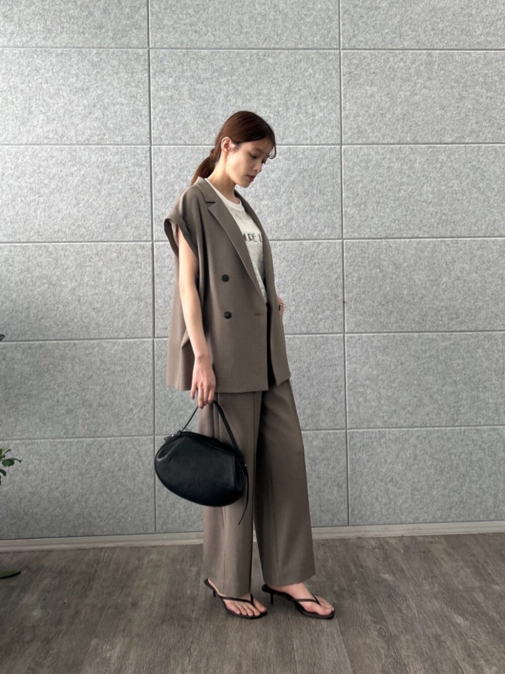 ブラウン系のテーラードジャケット、ブラウン系のその他パンツ、ホワイト系のTシャツ/カットソーを着用したレディースの夏コーディネートの5枚目の写真