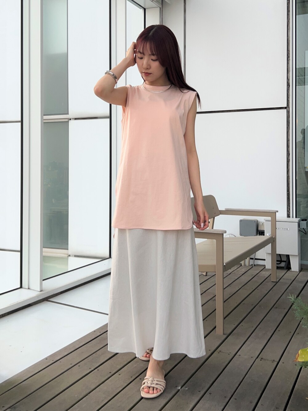 ピンク系のTシャツ/カットソー、ホワイト系のスカートを着用したレディースの春コーディネートの2枚目の写真