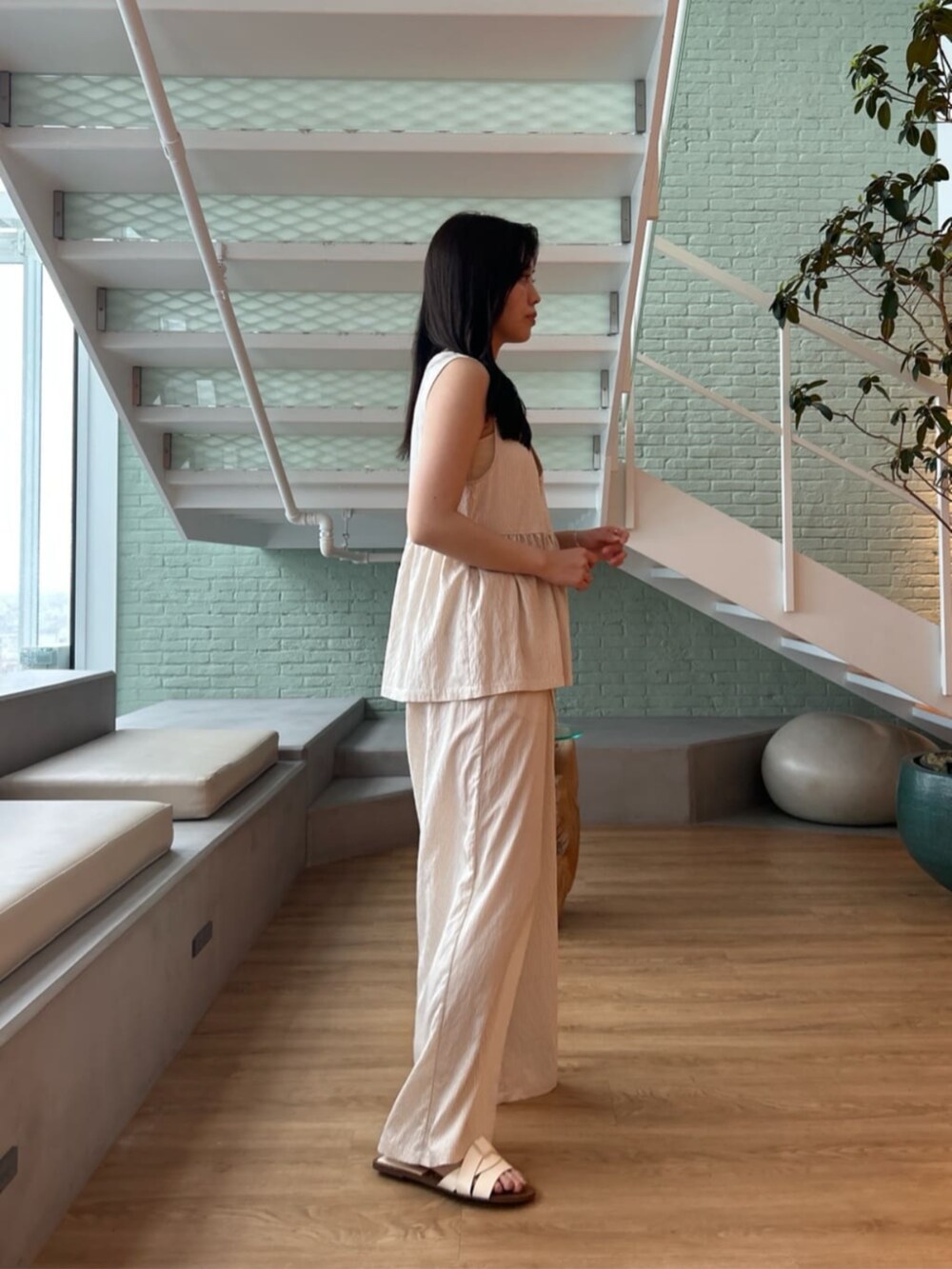 ベージュ系のシャツ/ブラウス、ベージュ系のその他パンツを着用したレディースの夏コーディネートの4枚目の写真