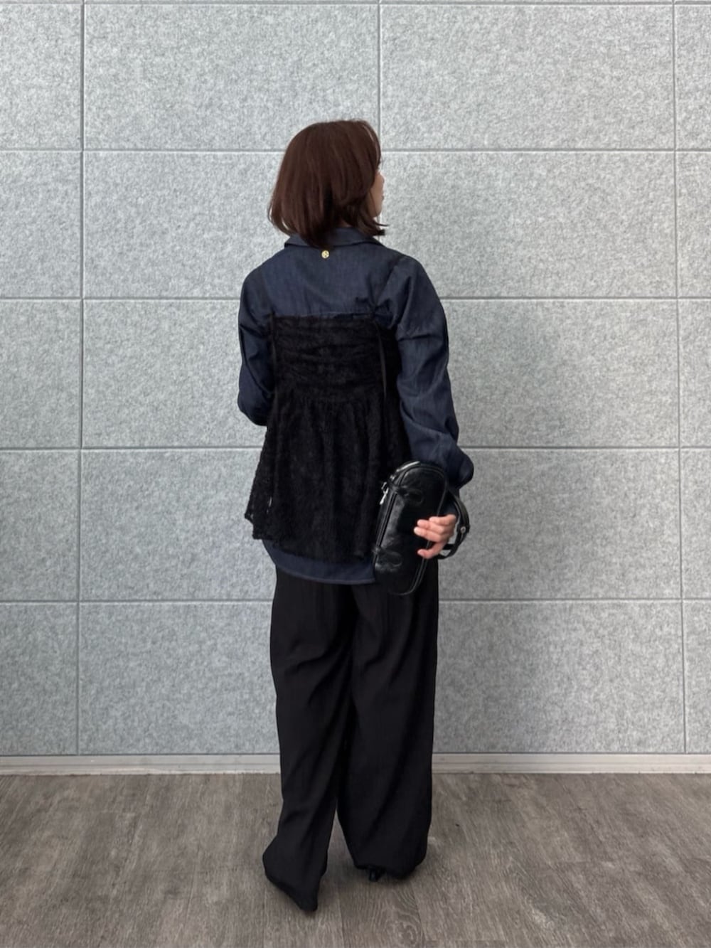 ブラック系のタンクトップ、ブルー系のシャツ/ブラウス、ブラック系のその他パンツを着用したレディースの夏コーディネートの3枚目の写真