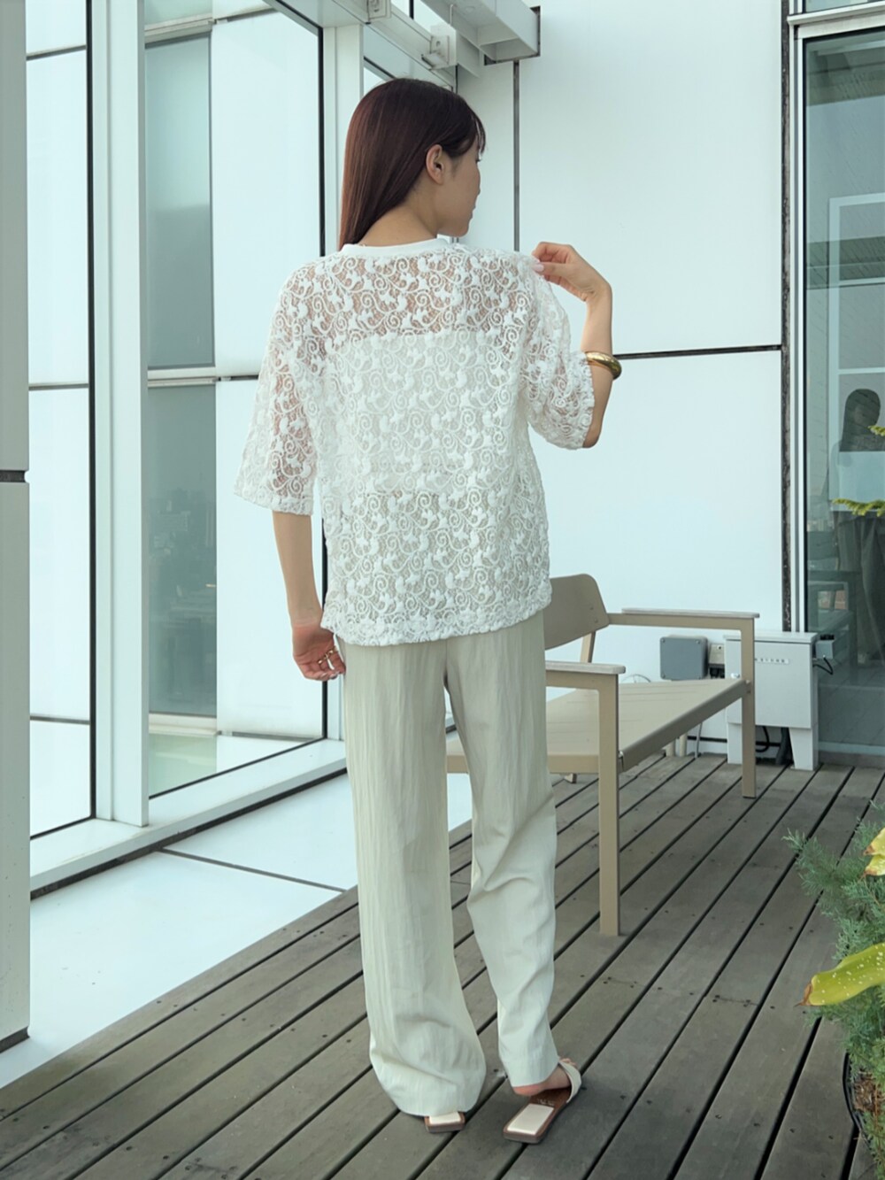 ベージュ系のその他パンツ、ホワイト系のタンクトップ、ホワイト系のTシャツ/カットソーを着用したレディースの春コーディネートの5枚目の写真