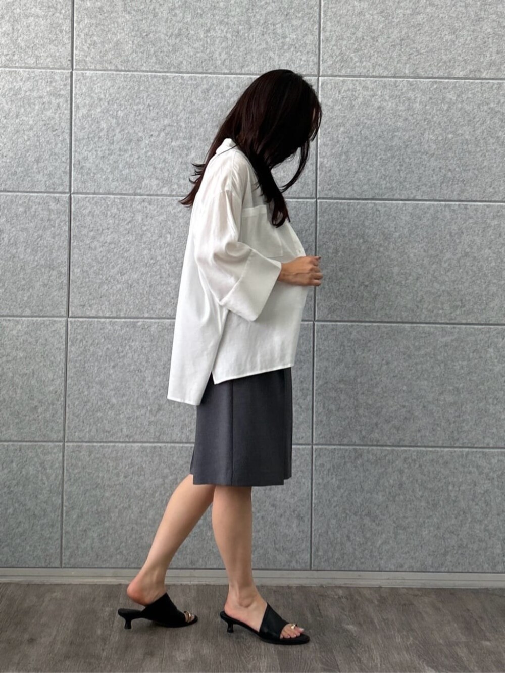 ベージュ系のタンクトップ、グレー系のその他パンツ、ホワイト系のシャツ/ブラウスを着用したレディースの夏コーディネートの4枚目の写真