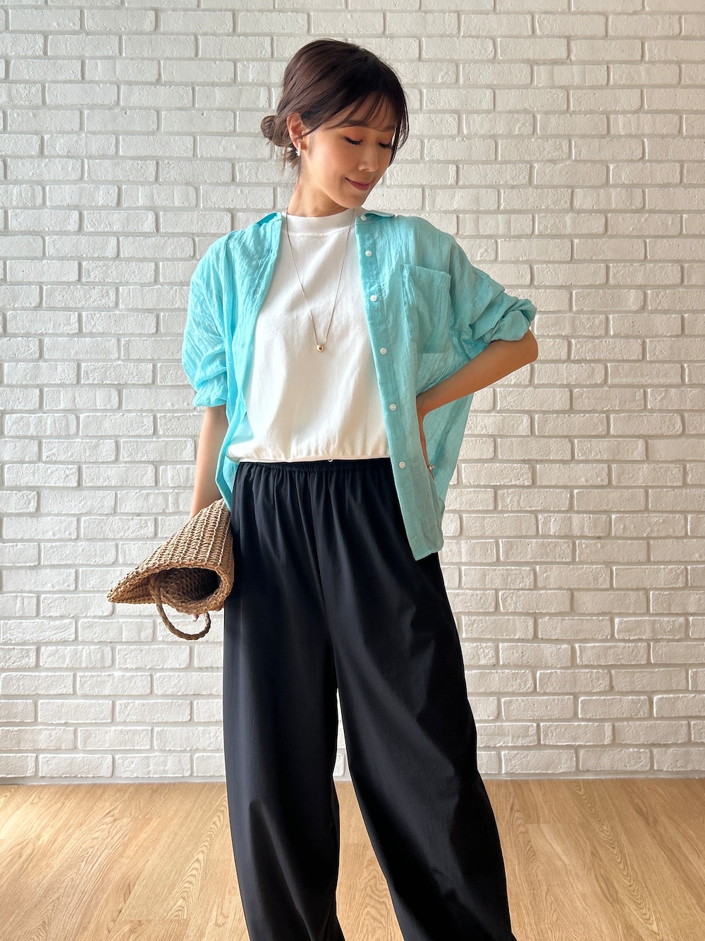 ホワイト系のニット/セーター、ブルー系のシャツ/ブラウス、ブラック系のその他パンツを着用したレディースの夏コーディネートの8枚目の写真