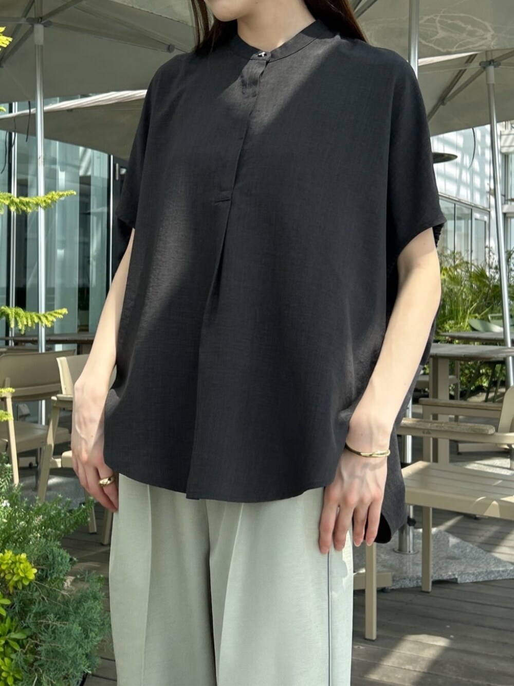 グリーン系のその他パンツ、ブラック系のシャツ/ブラウスを着用したレディースの夏コーディネートの5枚目の写真