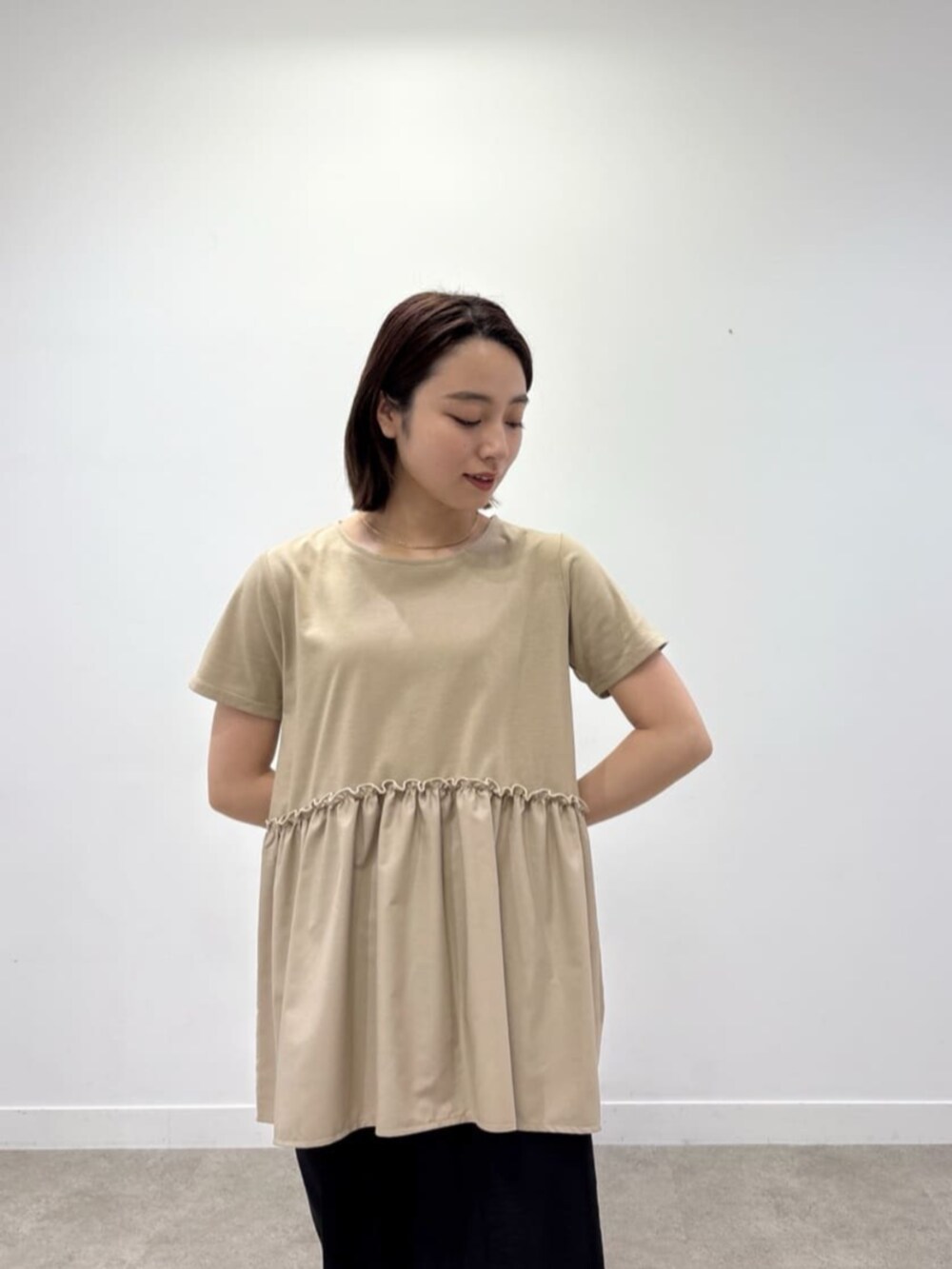 ブラック系のその他パンツ、ベージュ系のTシャツ/カットソーを着用したレディースの夏コーディネートの3枚目の写真