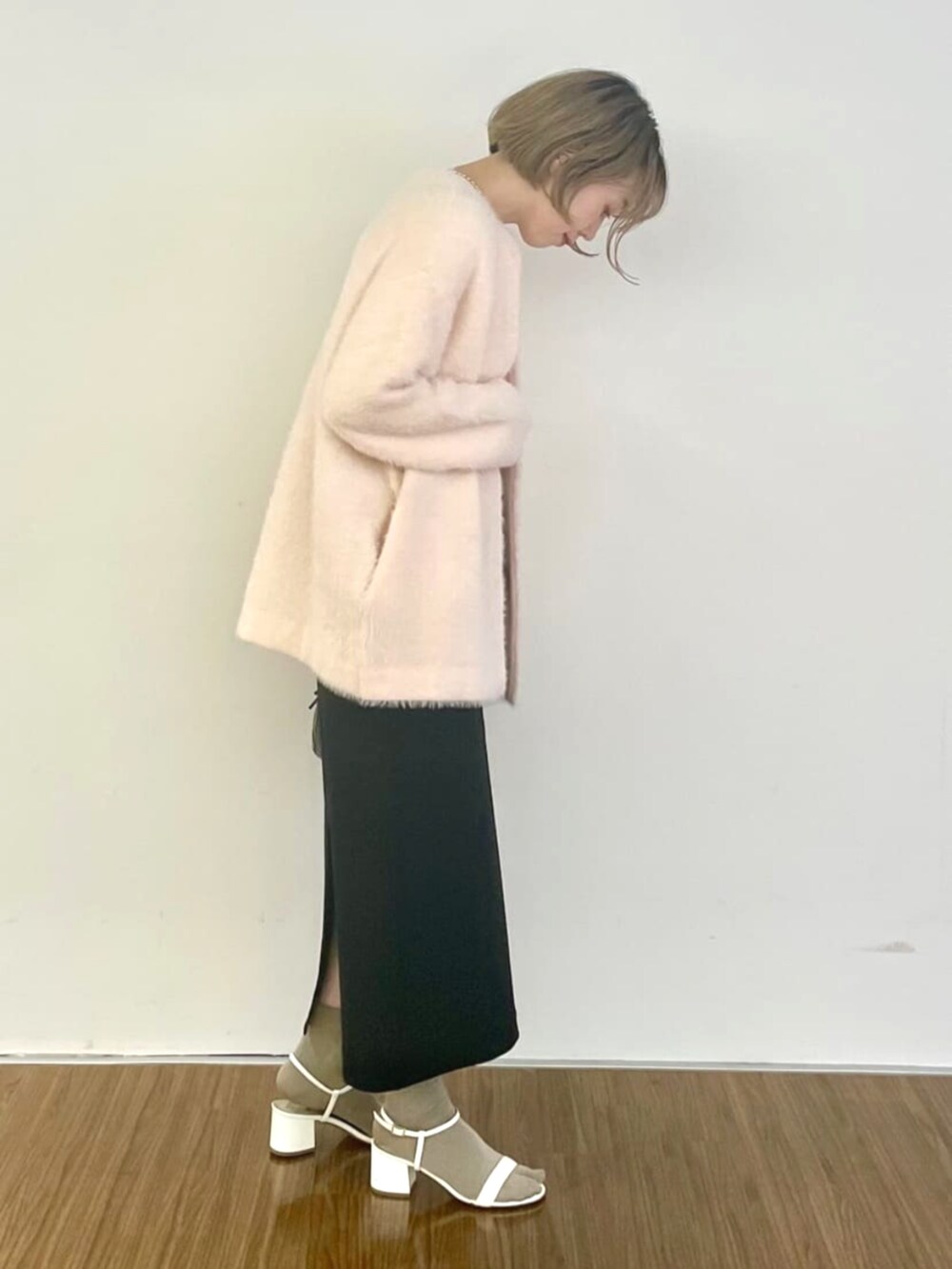 ピンク系のカーディガン/ボレロ、ブラック系のスカート、ホワイト系のTシャツ/カットソーを着用したレディースの秋コーディネートの2枚目の写真