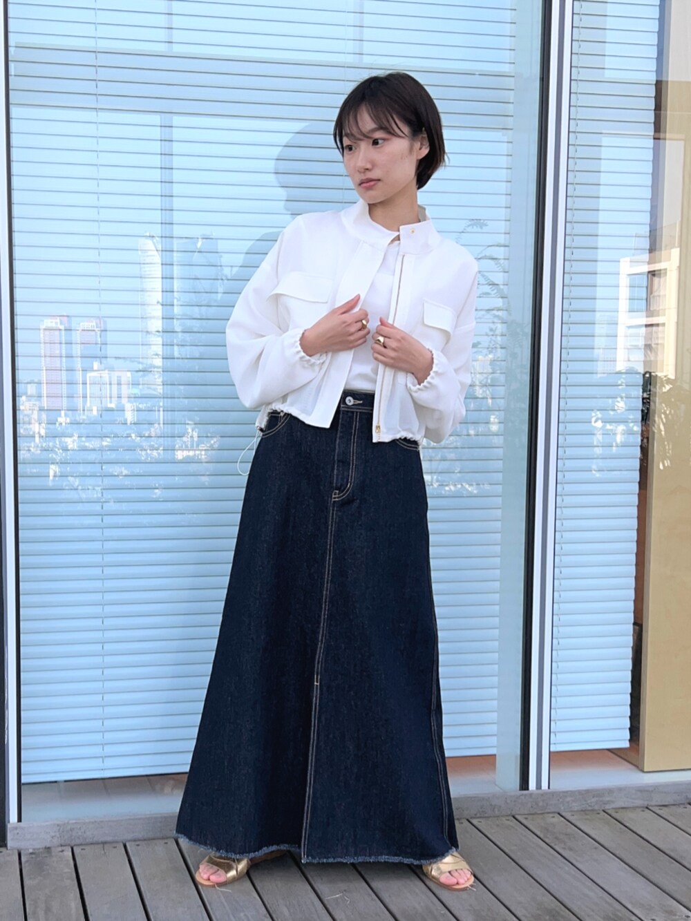 「ジャケット、春色、レイヤードスタイル、オトナカジュアル、シンプルスタイル、大人女子、大人コーデ、大人可愛い、スカートコーデ、ラクチンコーデ、デニム、ホワイトコーデ、春アウター」｜「cloencのコットンデニムスカート（デニムスカート、ブルー系）」を使った、cloencさん（レディース・158cm）の春コーディネートの3枚目の写真