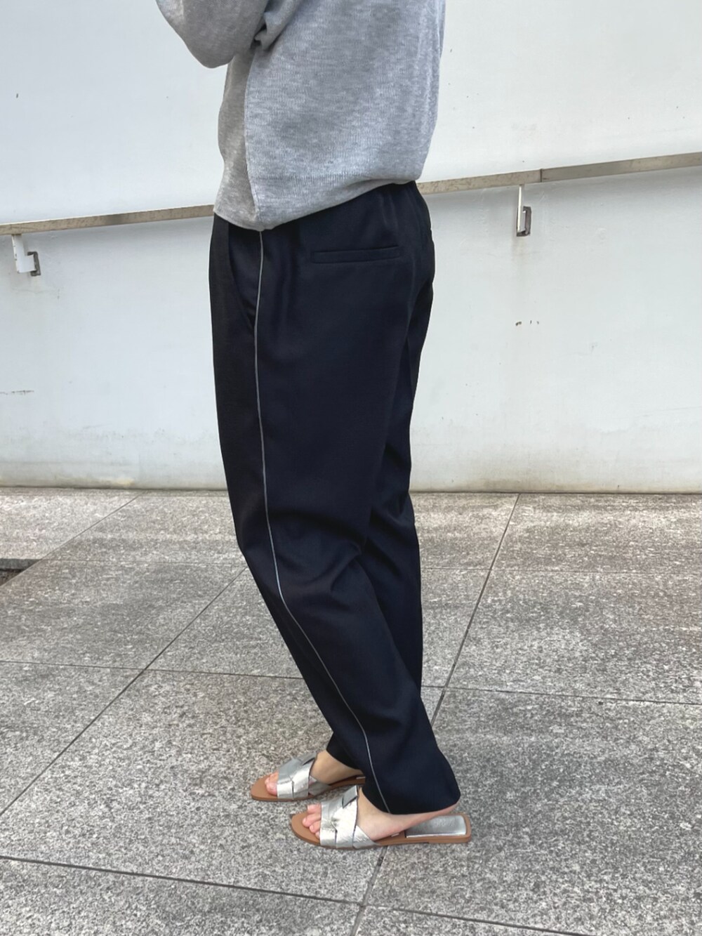 ブラック系のその他パンツ、グレー系のニット/セーターを着用したレディースの春コーディネートの7枚目の写真