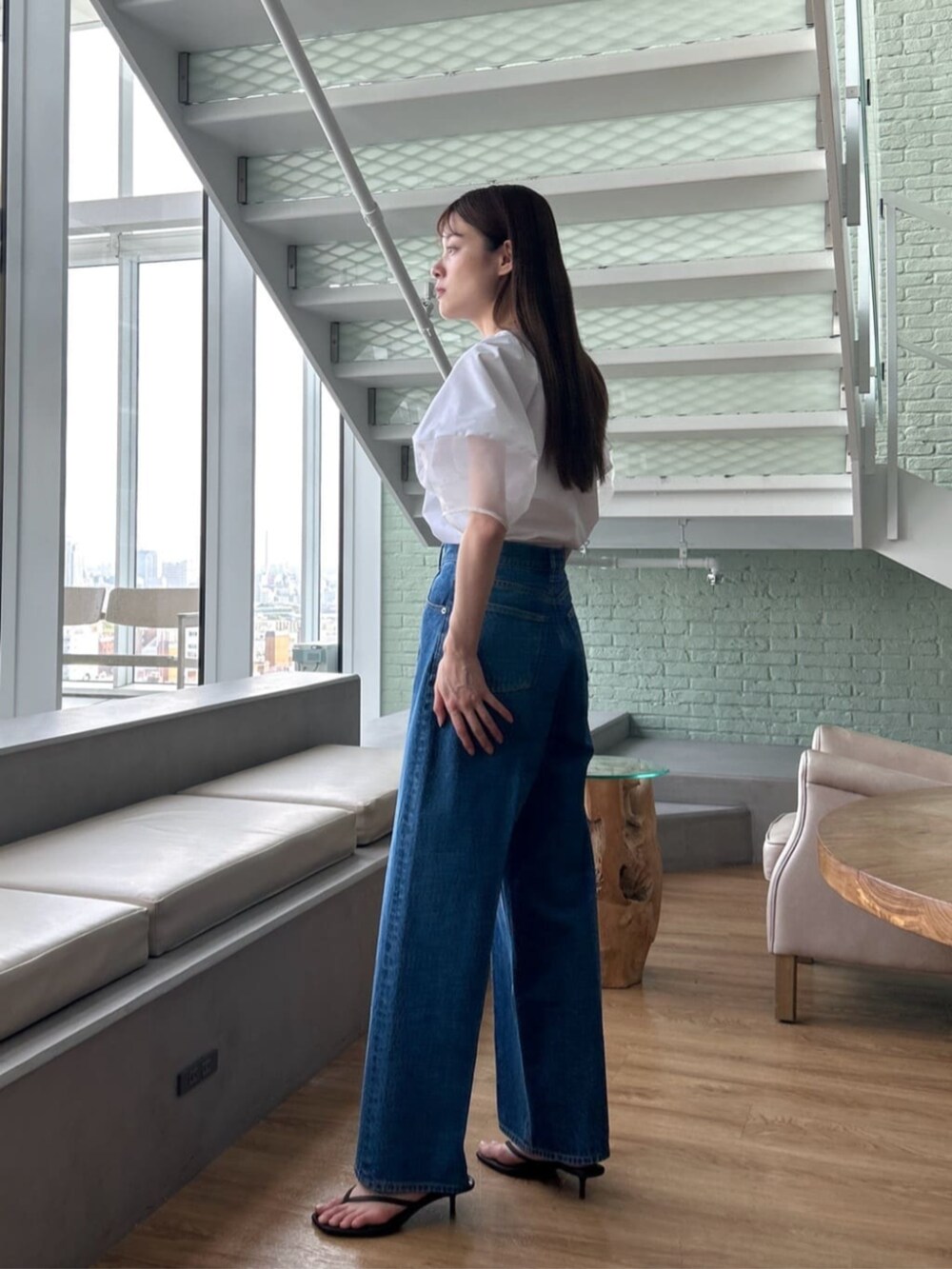 「夏コーデ、半袖シャツ、シアートップス、シャツスタイル、お出かけコーデ、休日スタイル、シンプルスタイル、大人女子、キレイめ、大人可愛い、パンツコーデ、シンプル・ベーシック、オトナカジュアル、デニム、ブラウス」｜「cloencの【美脚パンツ】コットンデニムワイドパンツ（デニムパンツ、ブルー系）」を使った、cloencさん（レディース・163cm）の夏コーディネートの3枚目の写真