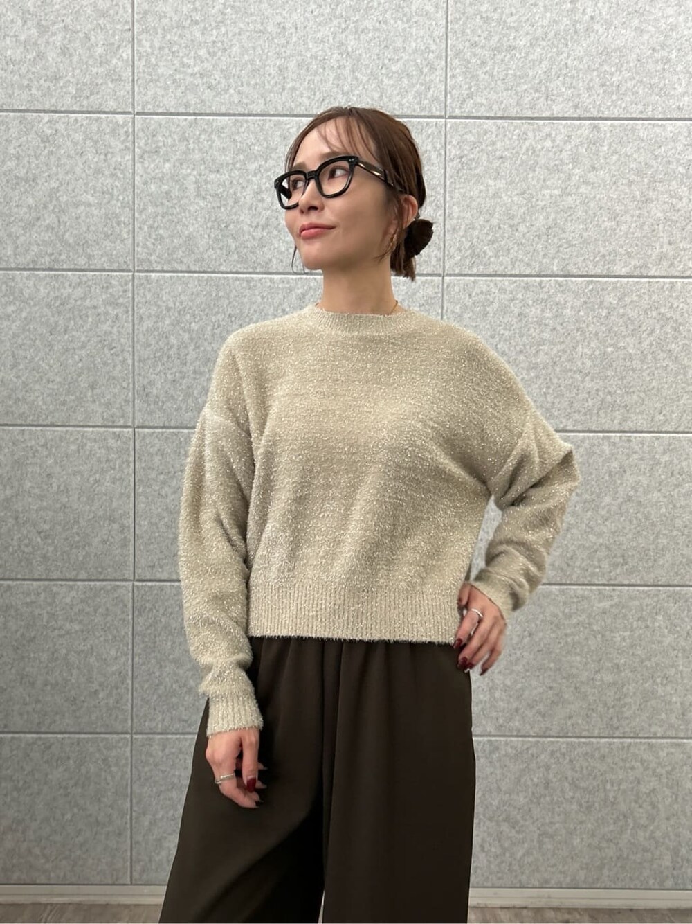 ベージュ系のニット/セーター、ブラウン系のその他パンツを着用したレディースの秋コーディネートの7枚目の写真