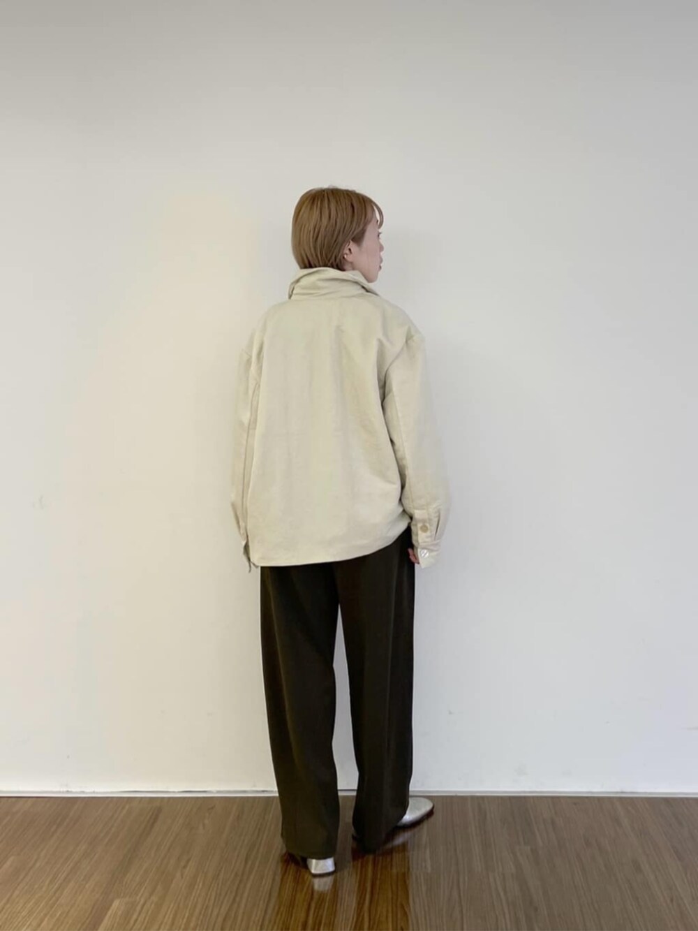 ブラウン系のその他パンツ、ベージュ系のブルゾン、ホワイト系のニット/セーターを着用したレディースの秋コーディネートの4枚目の写真